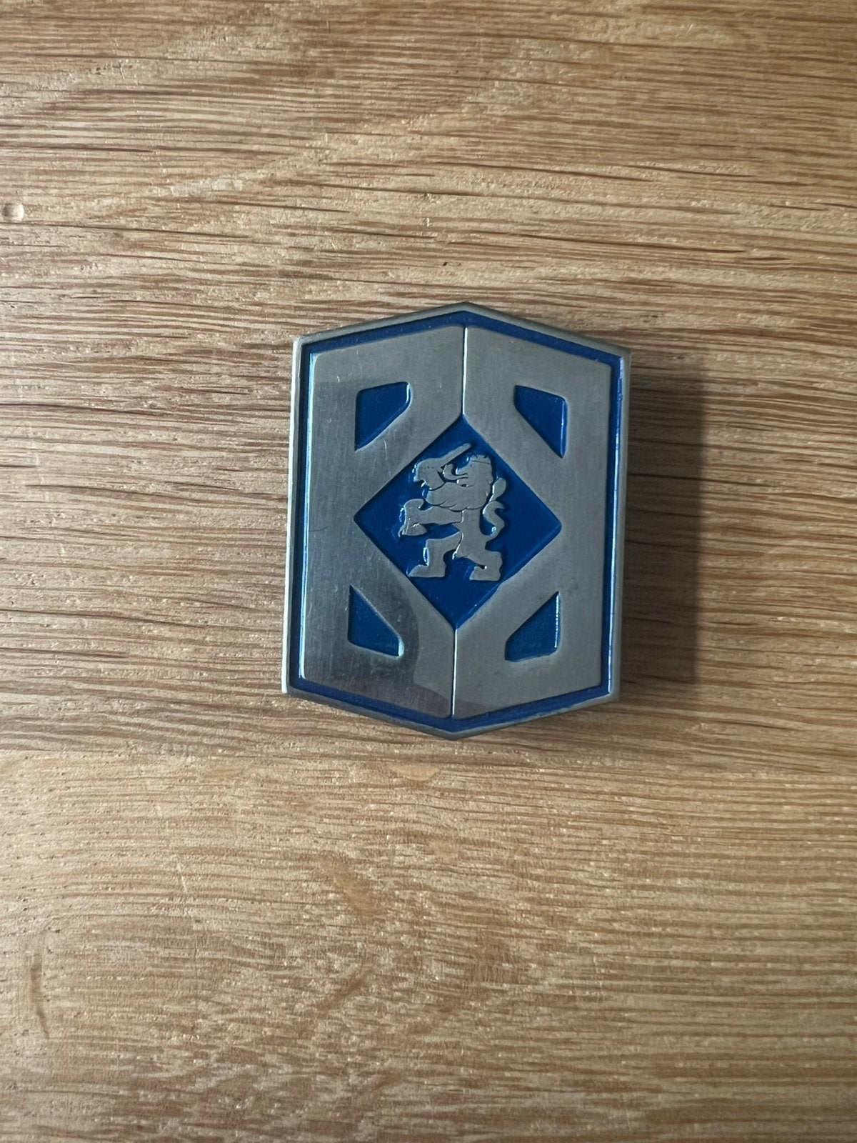 Baret embleem BB Bescherming Bevolking, Ophalen of Verzenden, Overige soorten, Nederland, Embleem of Badge