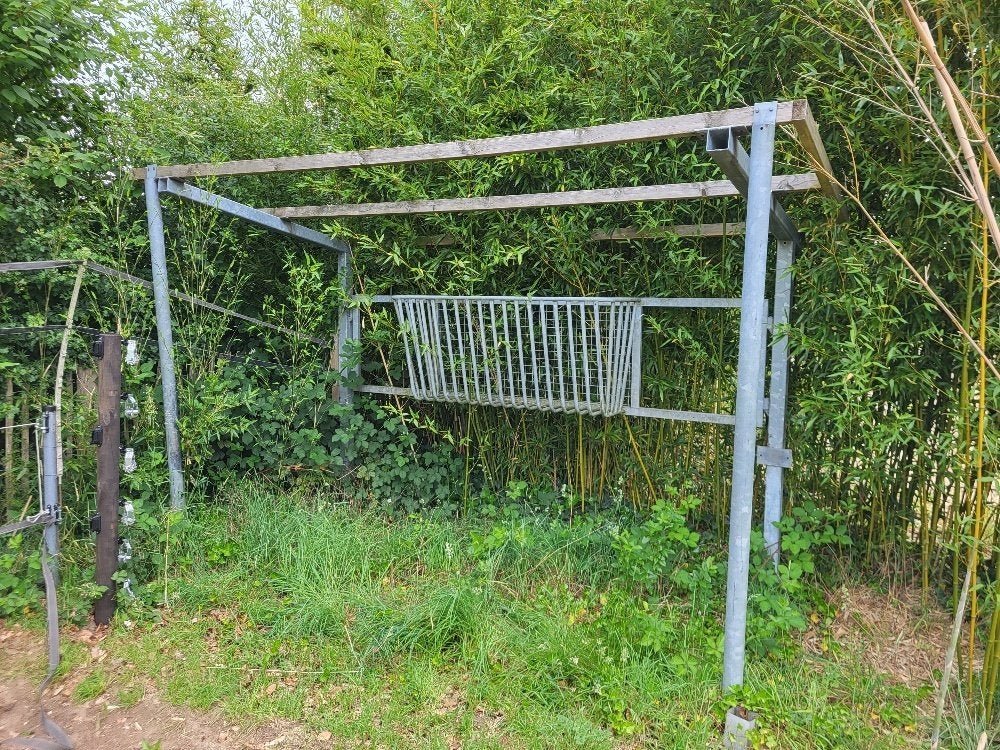 Schuilstal met hooiruif, overkapping, 340 breed, Toebehoren
