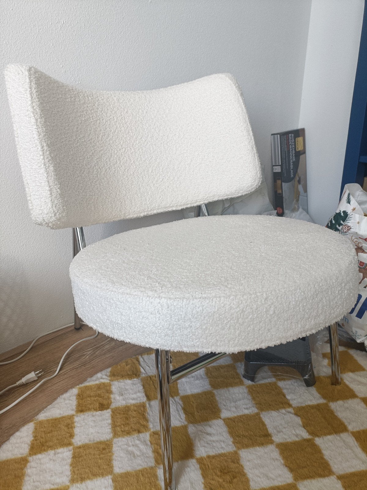 Moderne Witte Bouclé Stoel met Chromen Poten, Huis en Inrichting, Stoelen, Ophalen, Wit, Modern, Bouclé, Zo goed als nieuw