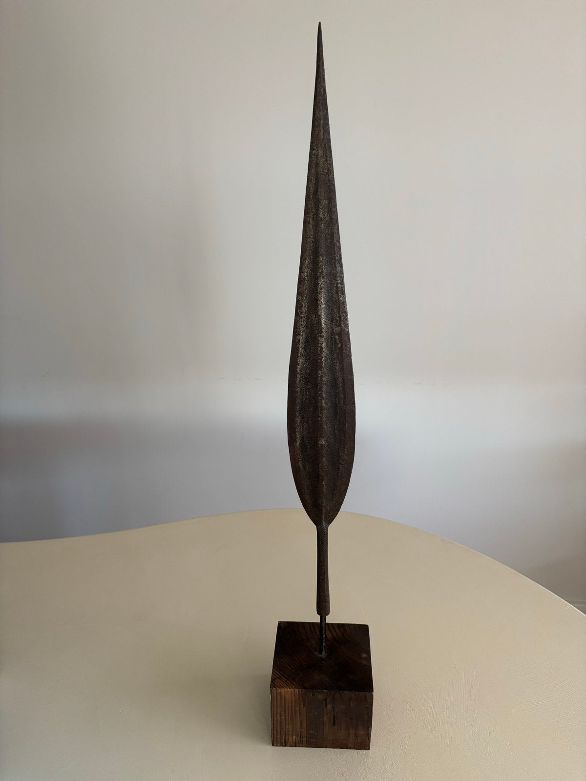 Decoratief speerpunt op houten blok - Vintage/Antiek, Ophalen