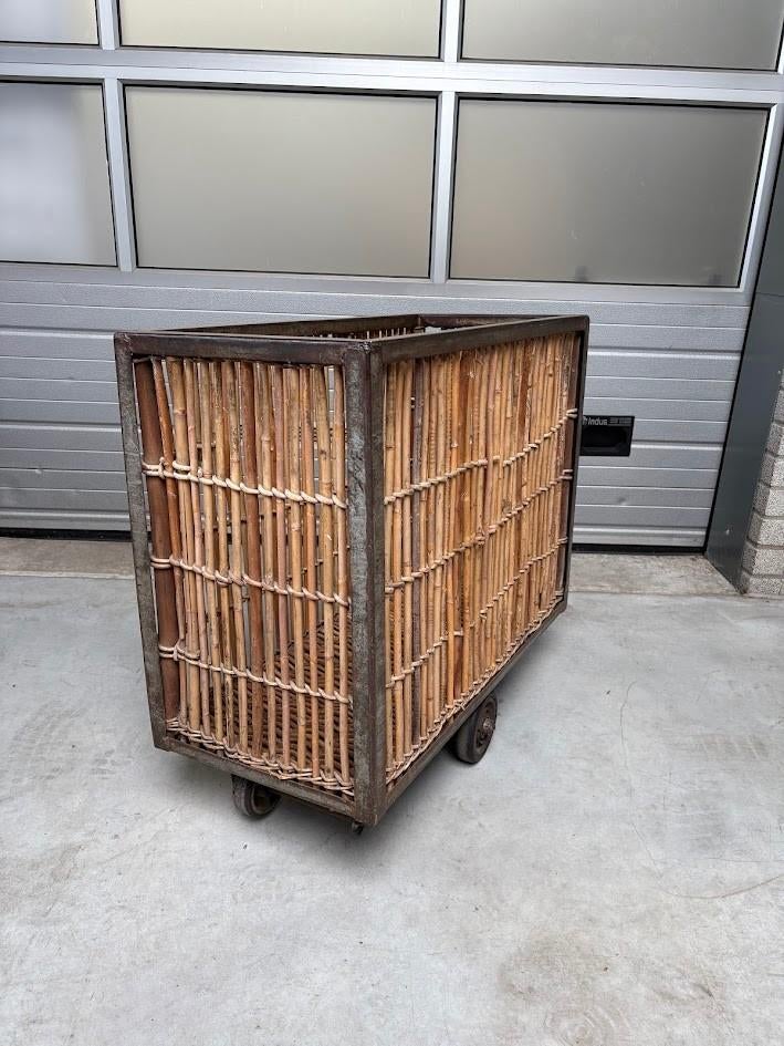 Vintage industriële opbergmand/kar van staal met bamboe, Minder dan 50 cm, Gebruikt, 50 tot 100 cm, Ophalen
