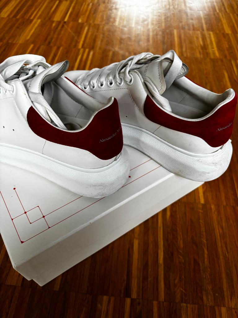 Alexander McQueen Sneakers - Wit met Rood, Ophalen of Verzenden, Zo goed als nieuw, Wit, Sneakers of Gympen