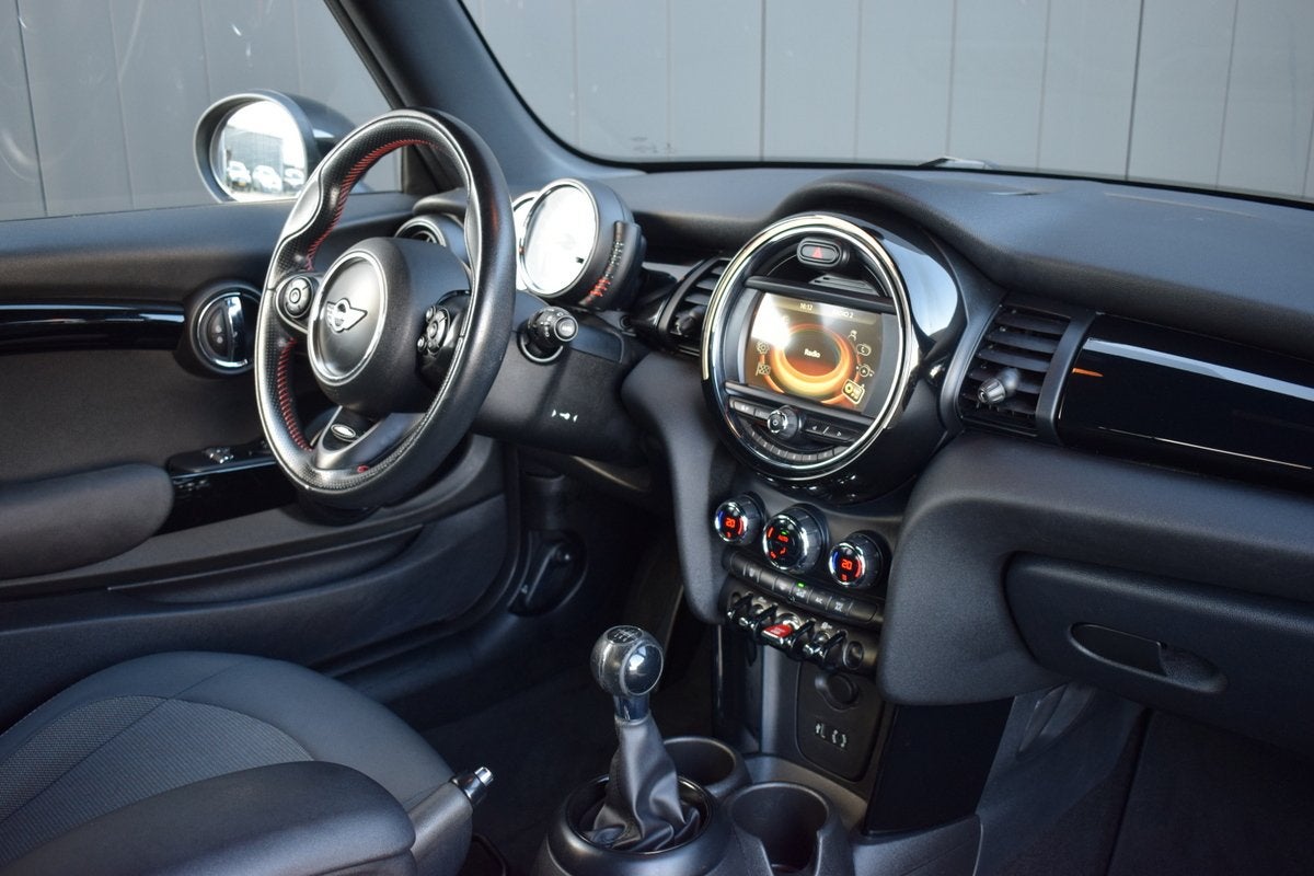 MINI Cooper 1.5 136pk Serious Business ECC | Full Map Navi |, Voorwielaandrijving, Gebruikt, Met garantie (alle), 4 stoelen