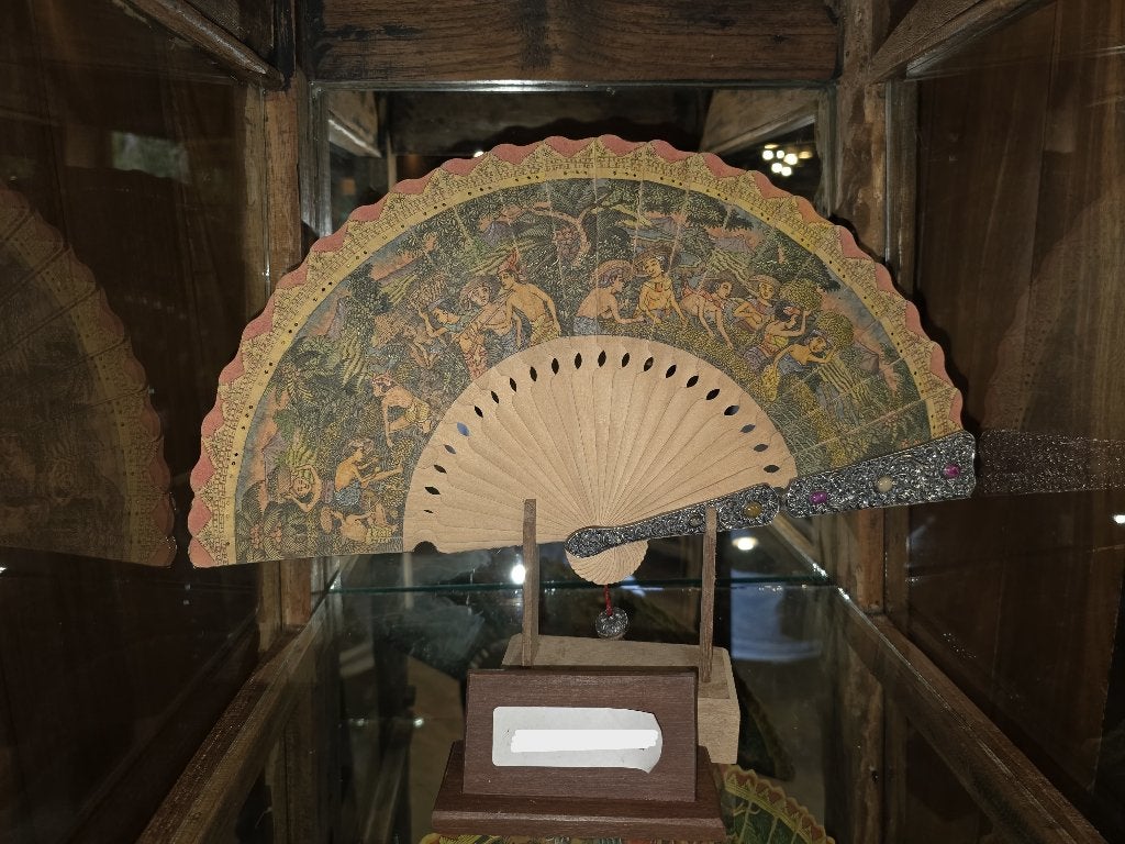 Exclusieve Balinese Luxe Handwaaier – Epos KIPBP02, Verzenden