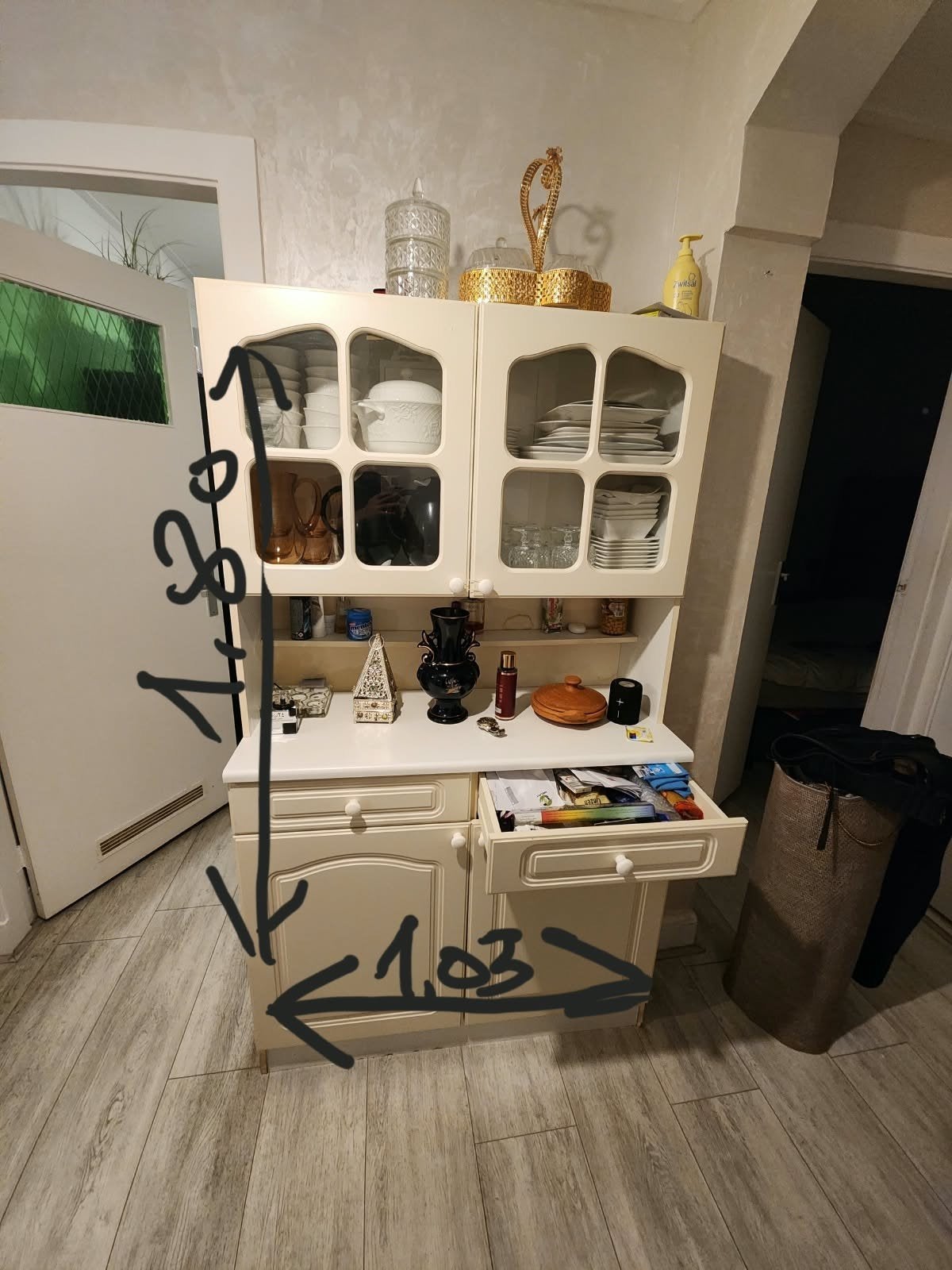 Foto 3 van Crèmekleurige servieskast met vitrine en lades