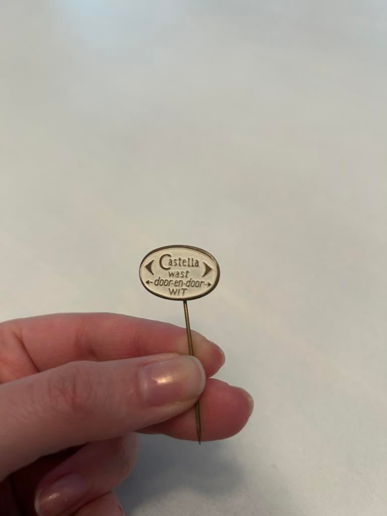 Castella goud-wit speldje (pin), Verzamelen, Ophalen of Verzenden, Zo goed als nieuw