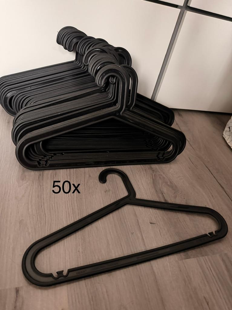 50x Ikea Bagis Kledinghangers Zwart Kunststof, Kleding | Dames, Kledinghangers, Ophalen of Verzenden, Zo goed als nieuw, Kunststof