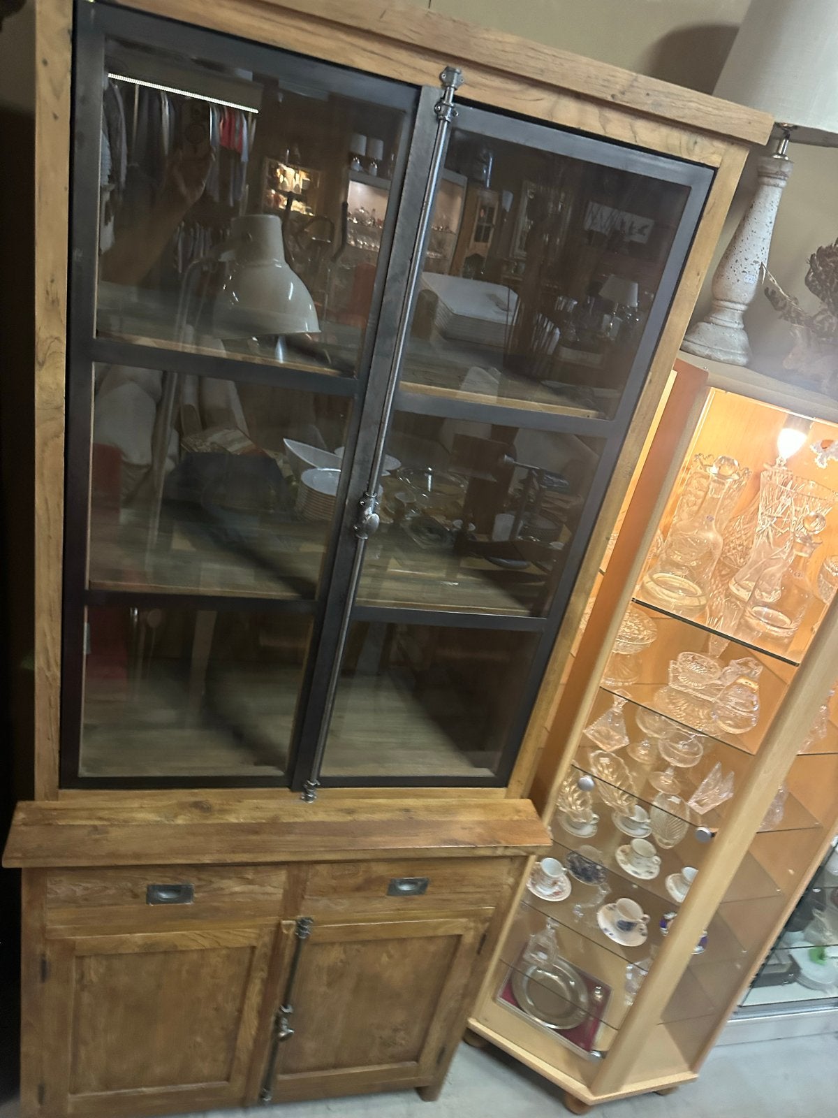 Robuuste houten kast met glazen deuren en lades, Ophalen, Gebruikt, 200 cm of meer, C