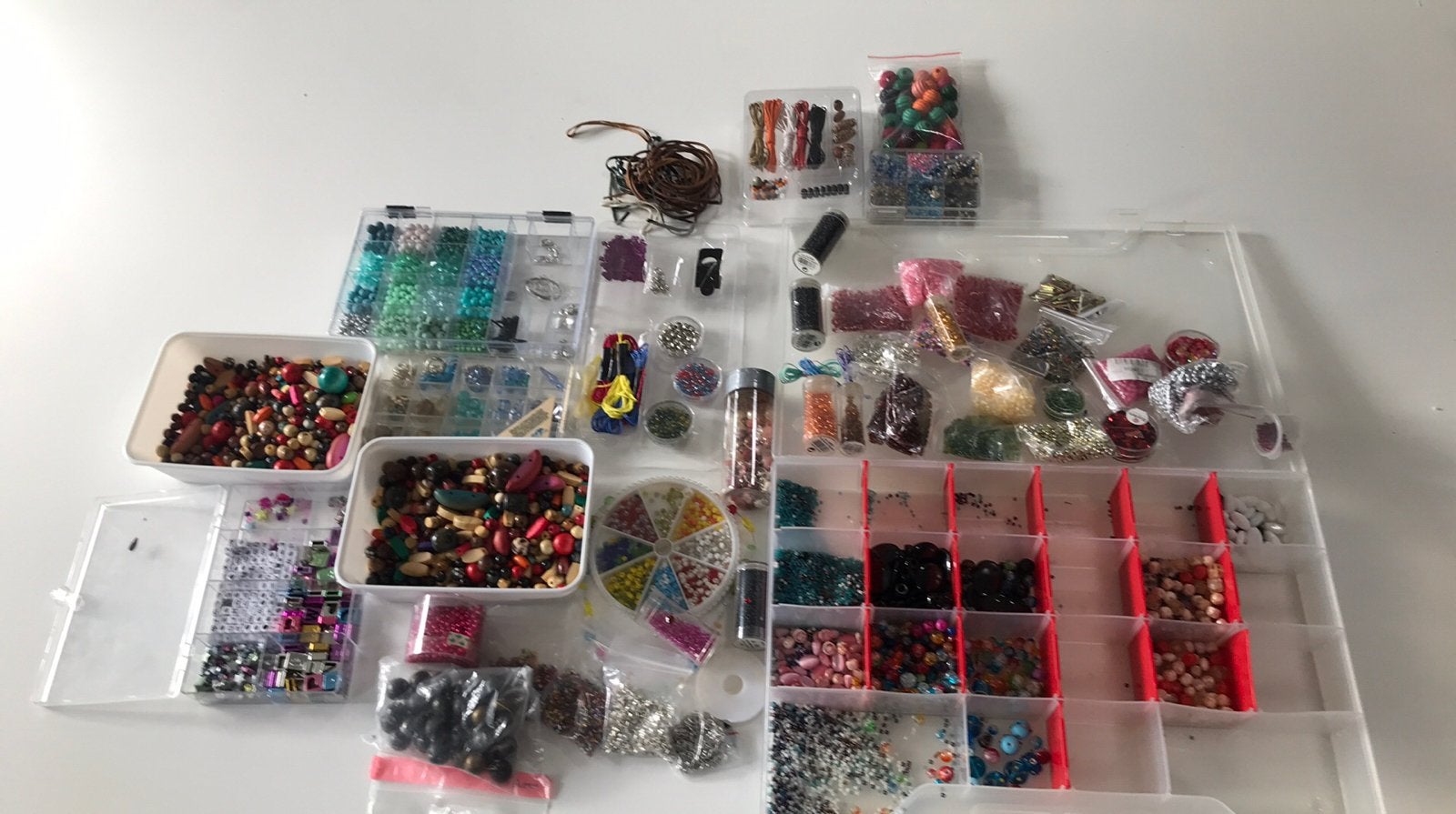 Heel veel kralen glas houten bakken vol, Hobby en Vrije tijd, Ophalen of Verzenden, Zo goed als nieuw, Kraal