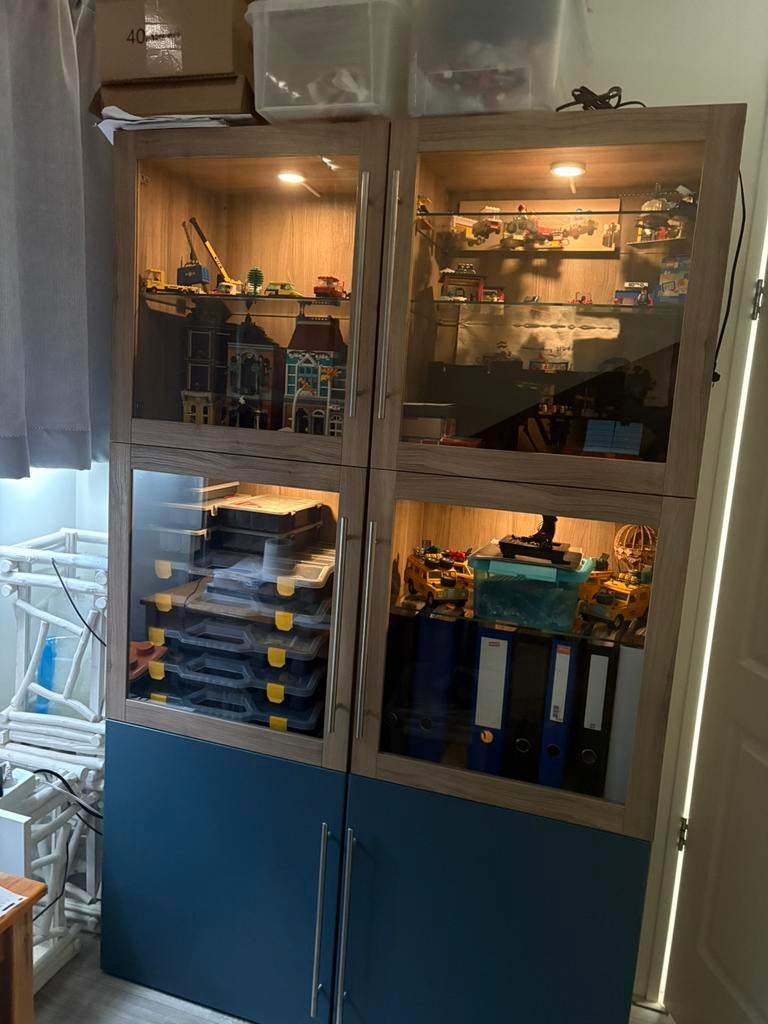 Besta vitrine kast, Ophalen, 100 tot 150 cm, Zo goed als nieuw, 150 tot 200 cm