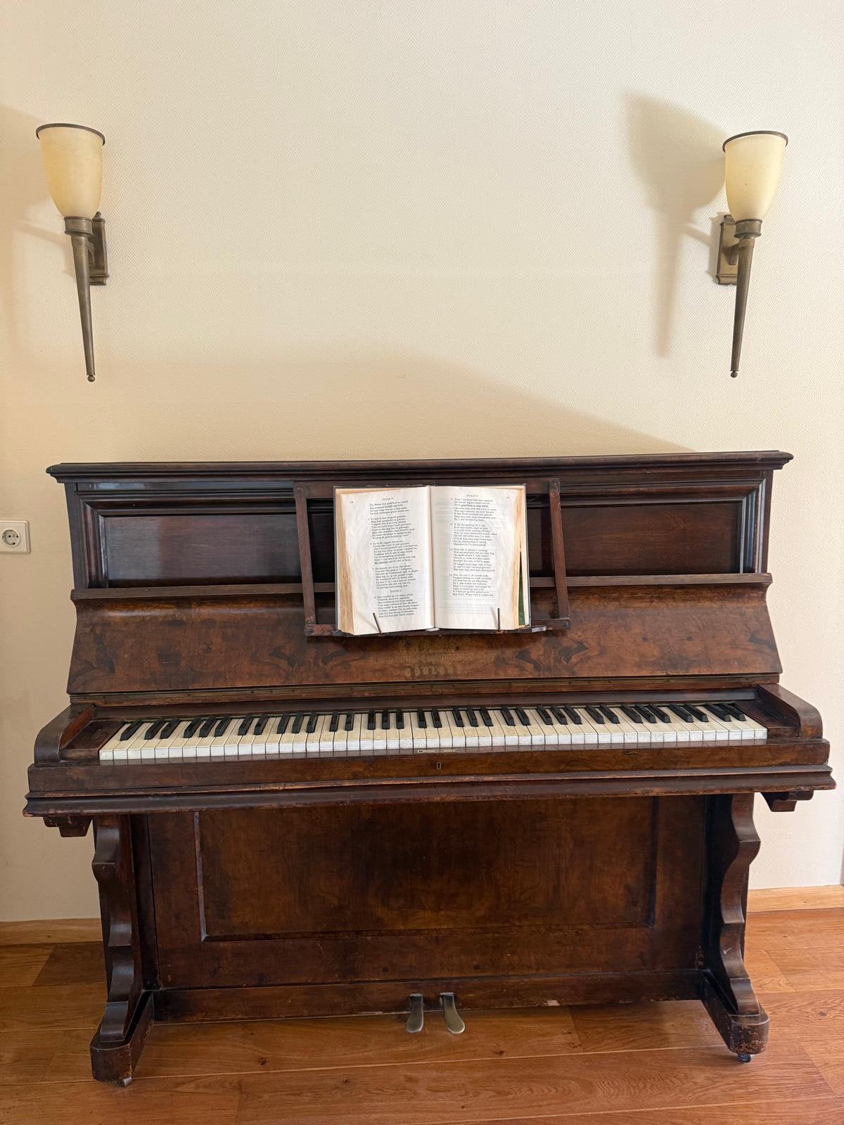 Antieke piano merk Knauss rond 1895 serienummer 5638, Ophalen, Gebruikt, Bruin, Piano