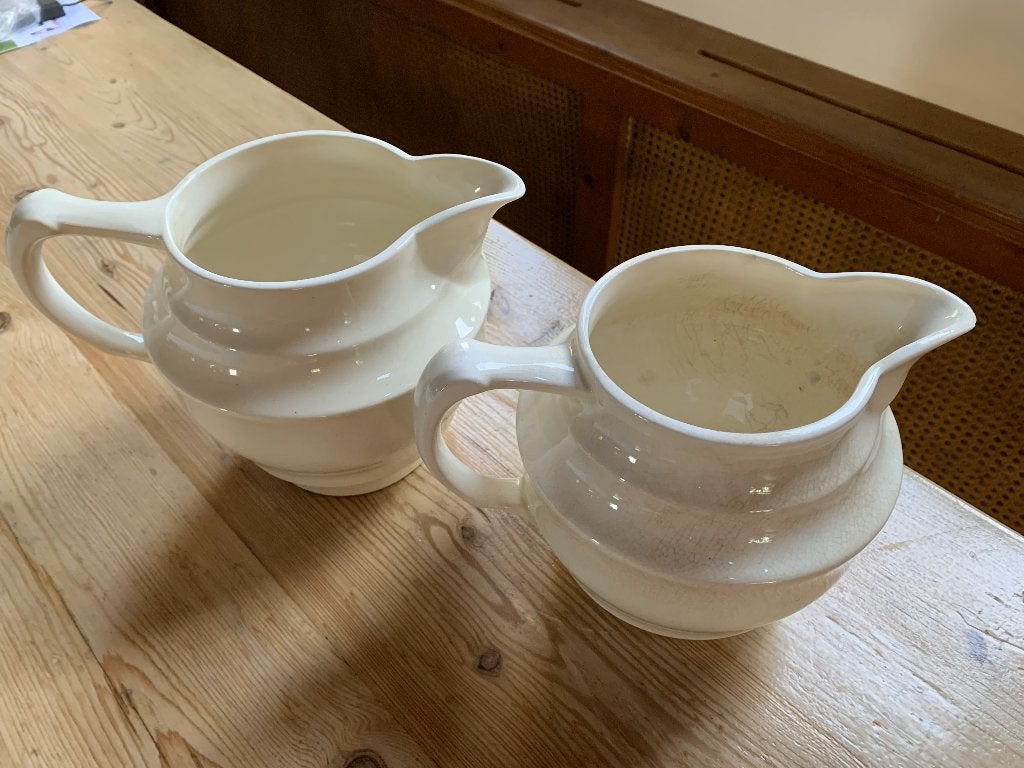 Twee creme kleurige antieke waterkannen, Ophalen of Verzenden