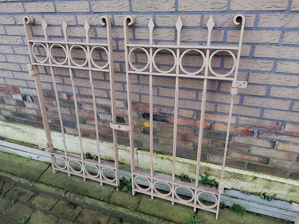 2x Antieke ijzeren dubbele raamhekken 110hx120 en 110x128b, Ophalen