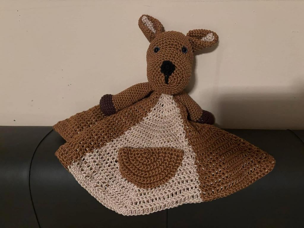 Gehaakte Kangoeroe Knuffeldoekje - Handgemaakt, Kinderen en Baby's, Speelgoed | Knuffels en Pluche, Overige merken, Nieuw, Ophalen of Verzenden
