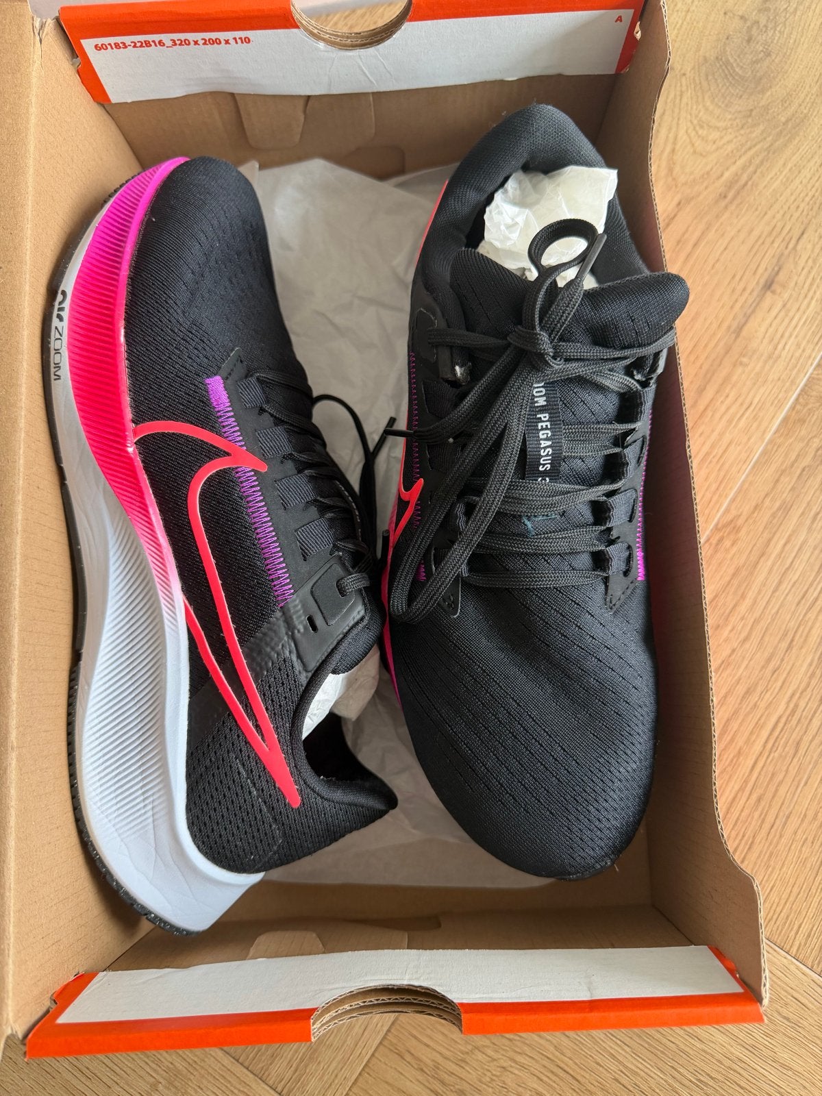 Nike Air Zoom Pegasus 38 - Nieuw in doos size 40, Ophalen, Nieuw, Zwart, Sportschoenen