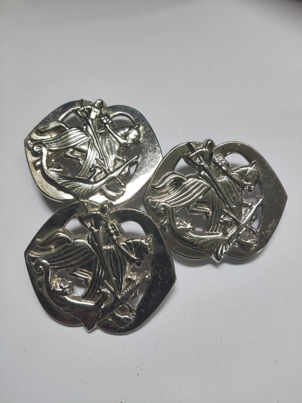 3x Cavalerie embleem met doorgeknipte oogjes. Samen voor 5€., Verzamelen, Ophalen of Verzenden, Landmacht, Nederland, Embleem of Badge