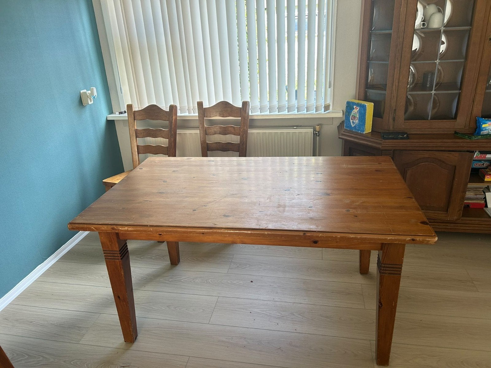 Uitschuifbare grenen eettafel met 4 stoelen