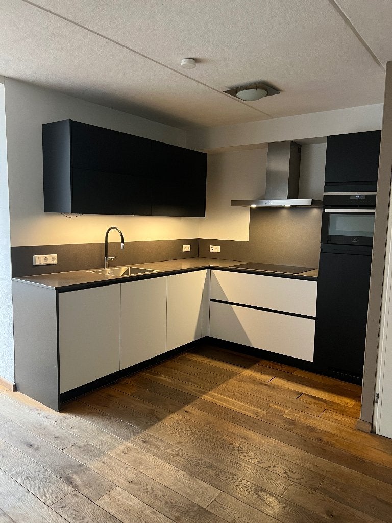 Jonge keuken mag weg ivm verbouwing, Ophalen, Zwart, Hoekkeuken, Zo goed als nieuw