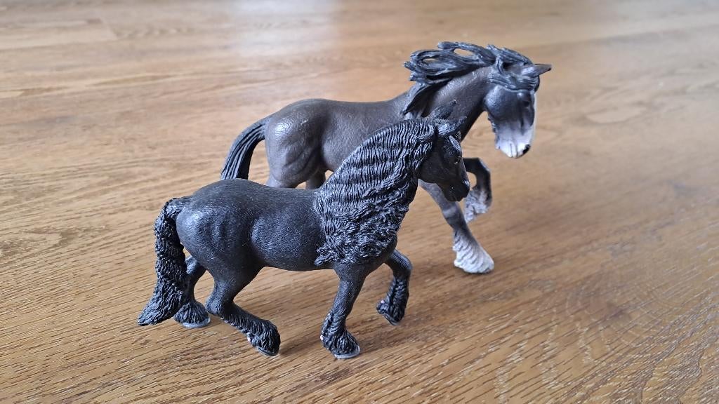 2x Schleich paard, zwart en bruin, Ophalen of Verzenden, Zo goed als nieuw