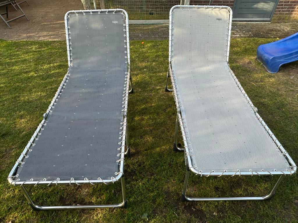 2 Crespo ligbedden: donkergrijs en lichtgrijs., Caravans en Kamperen, Kampeermeubelen, Ophalen of Verzenden, Zo goed als nieuw