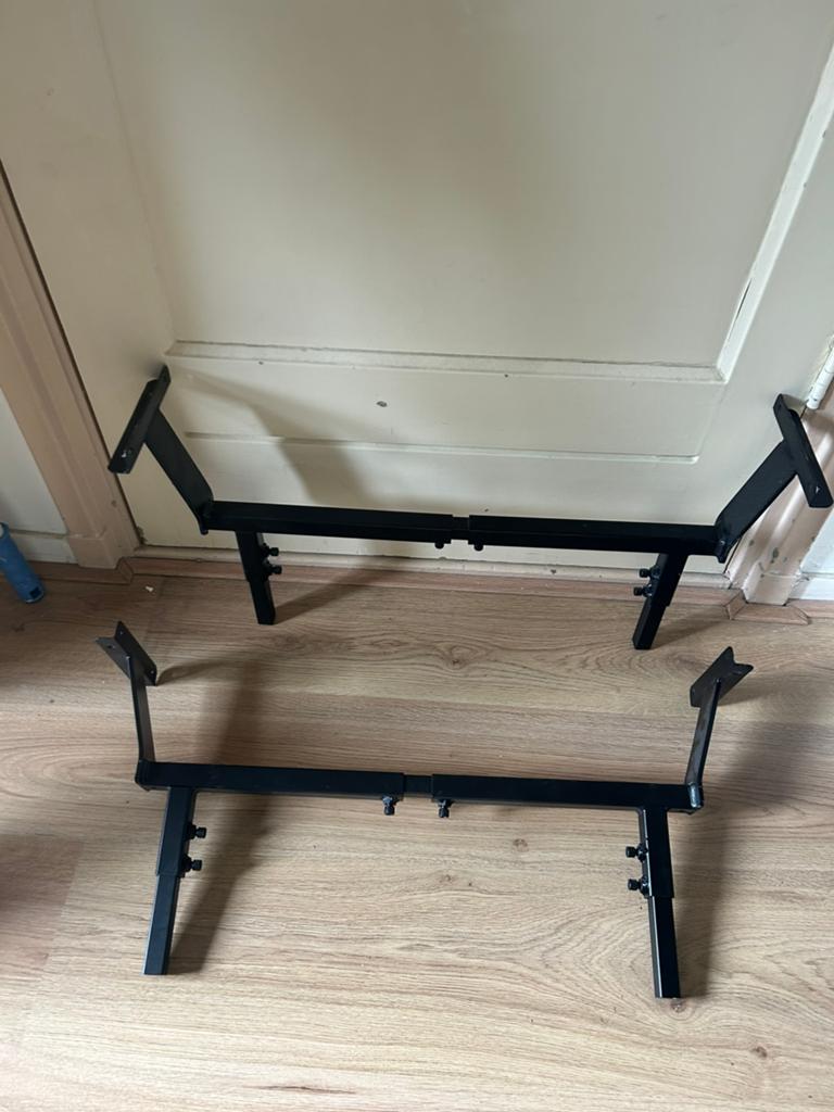 Verstelbare poten bed zelfdragend met lattenbodem. €30,-., Ophalen, Overige materialen, Gebruikt, 90 cm