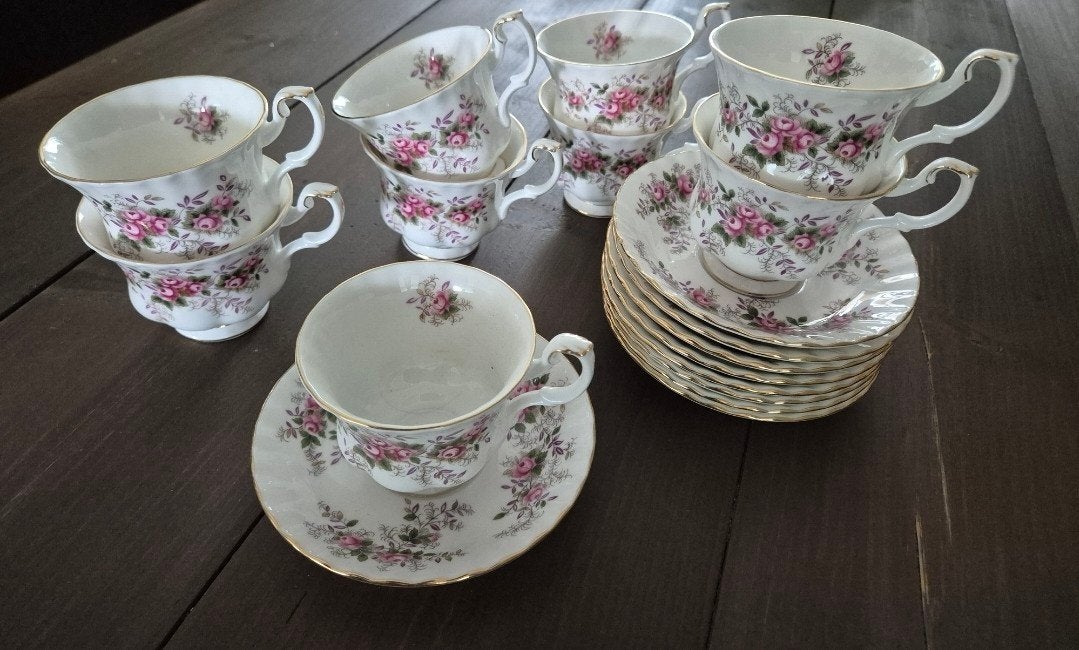 Prachtige kop en schotels van Royal Albert lavender rose, Huis en Inrichting, Ophalen, Klassiek, Nieuw, Kop(pen) en/of Schotel(s)