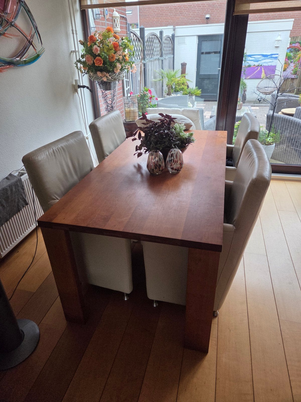 Bruine eettafel met 4 witte leren stoelen, Ophalen, Gebruikt, Overige materialen, Vier personen