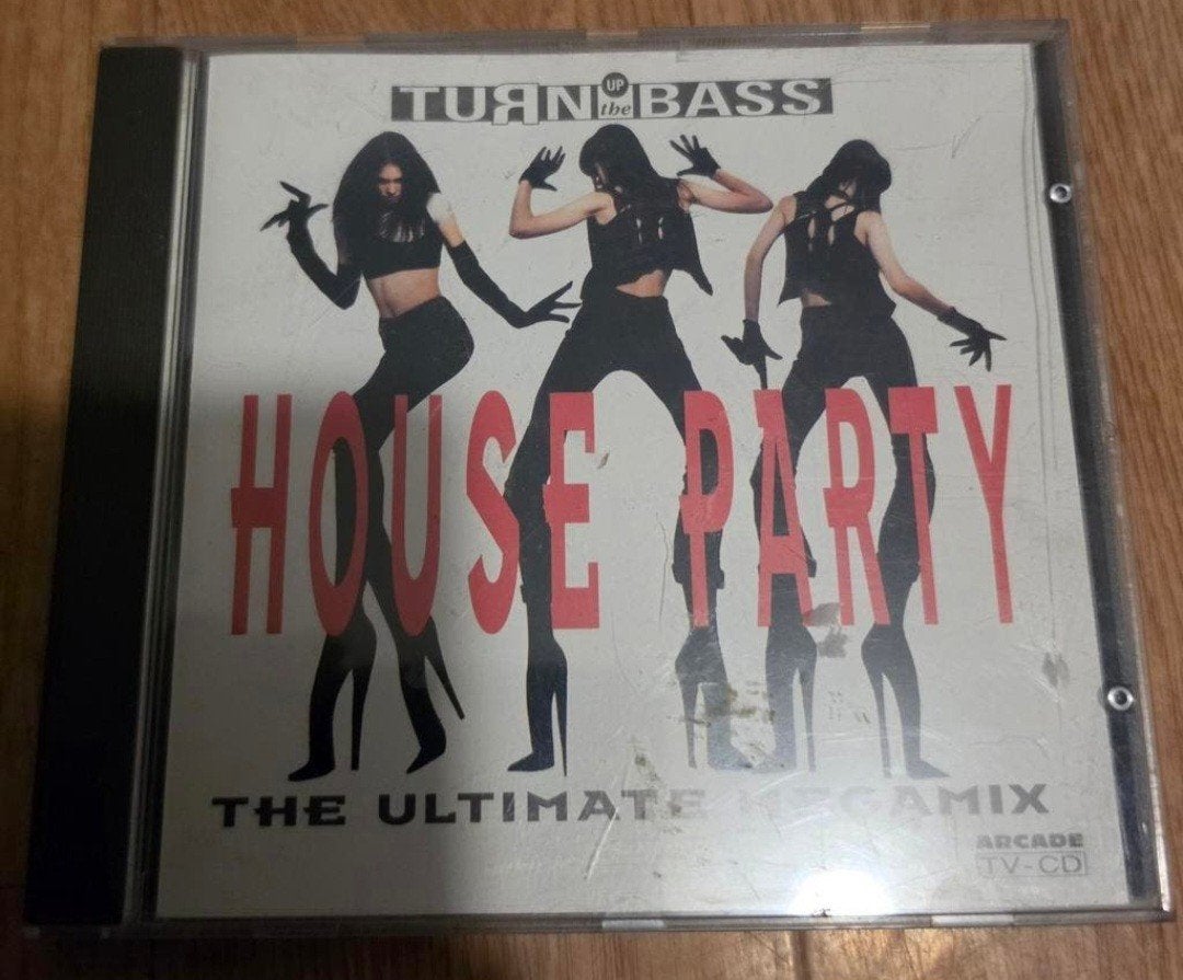 Turn Up The Bass House Party The Ultimate Megamix, Ophalen of Verzenden, Zo goed als nieuw, Dance Populair