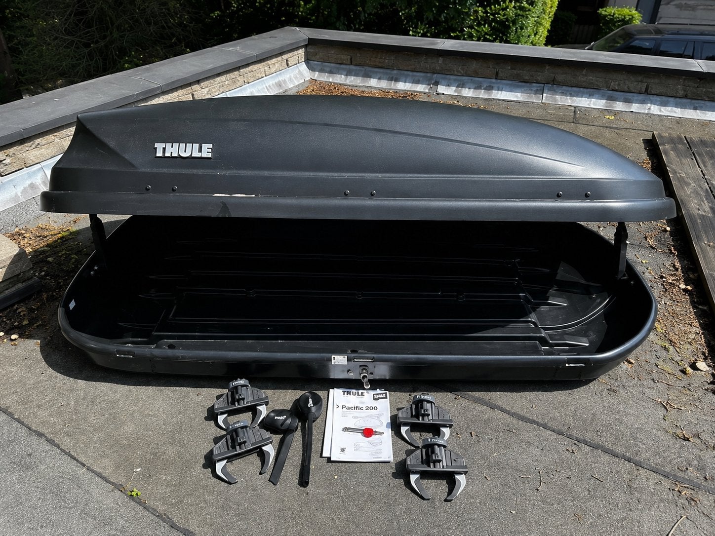 Thule Pacific 200 Dakkoffer 410L te huur, Ophalen, Zo goed als nieuw