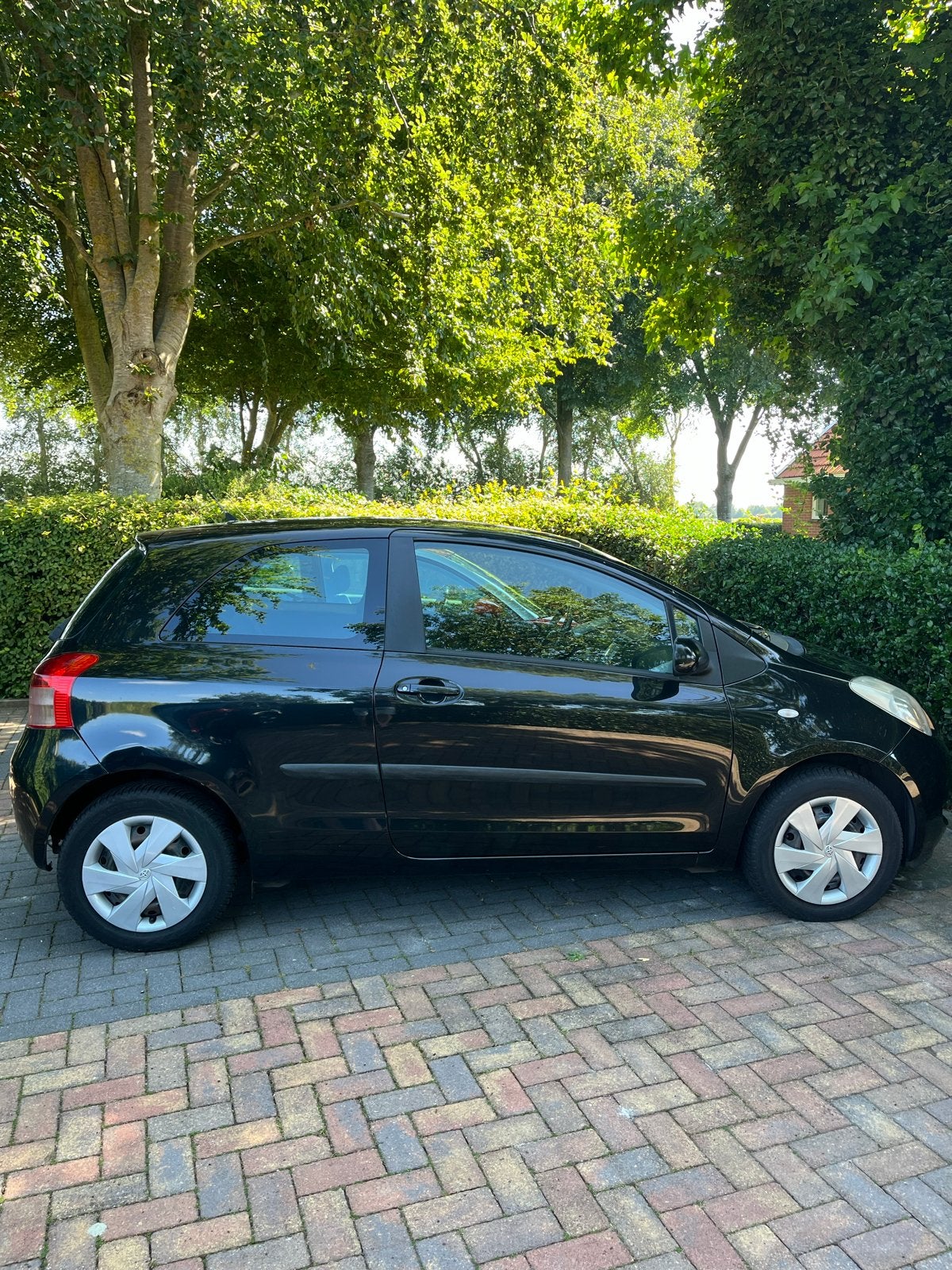 Toyota Yaris 1.0 12V Vvt-i 3DR Terra 2007 Zwart, Auto's, Voorwielaandrijving, 970 kg, 40 €/maand, Zwart