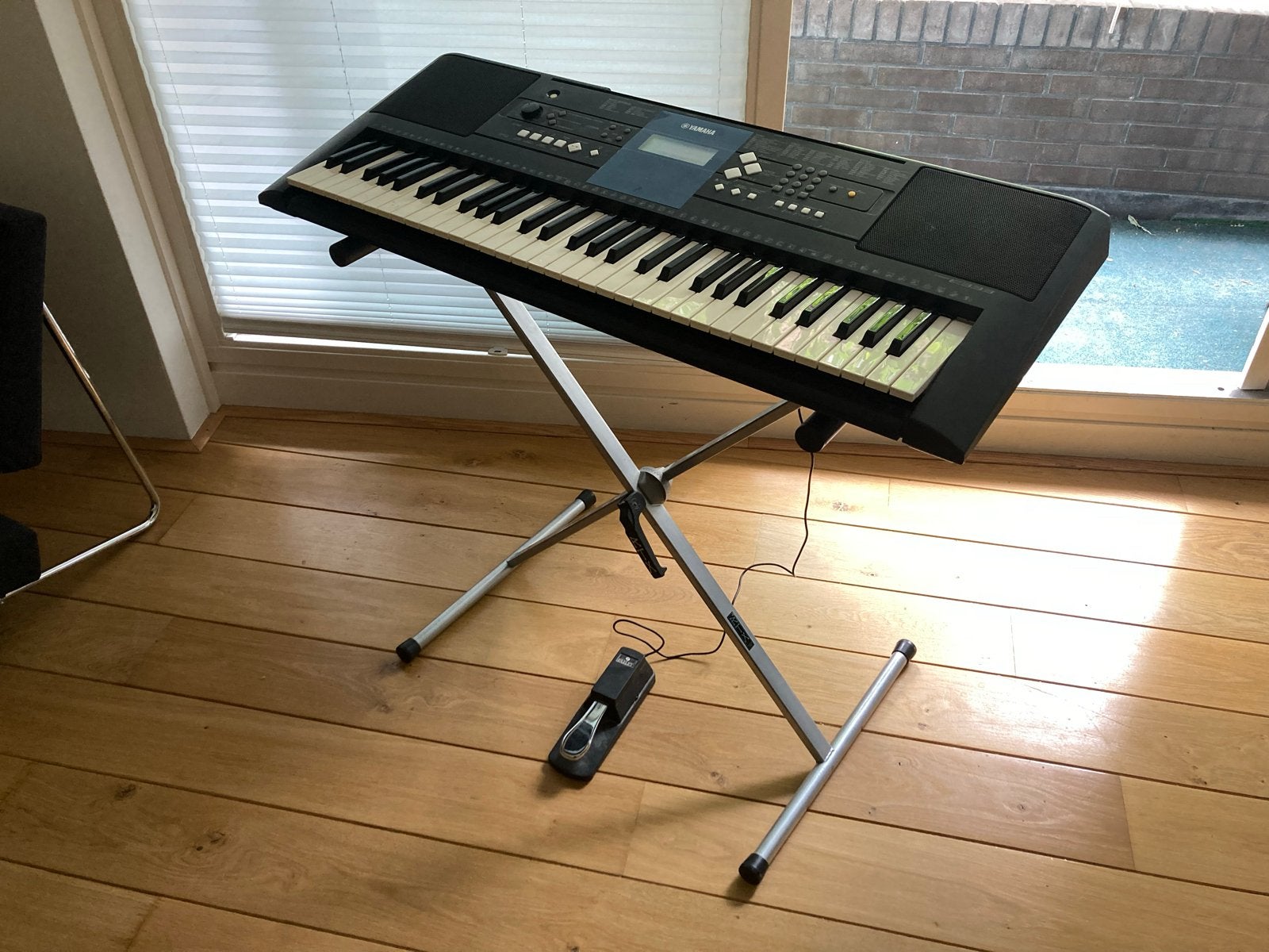 Yamaha PSR-E333 Keyboard met standaard en pedaal, Ophalen, Yamaha, Aanslaggevoelig, 61 toetsen