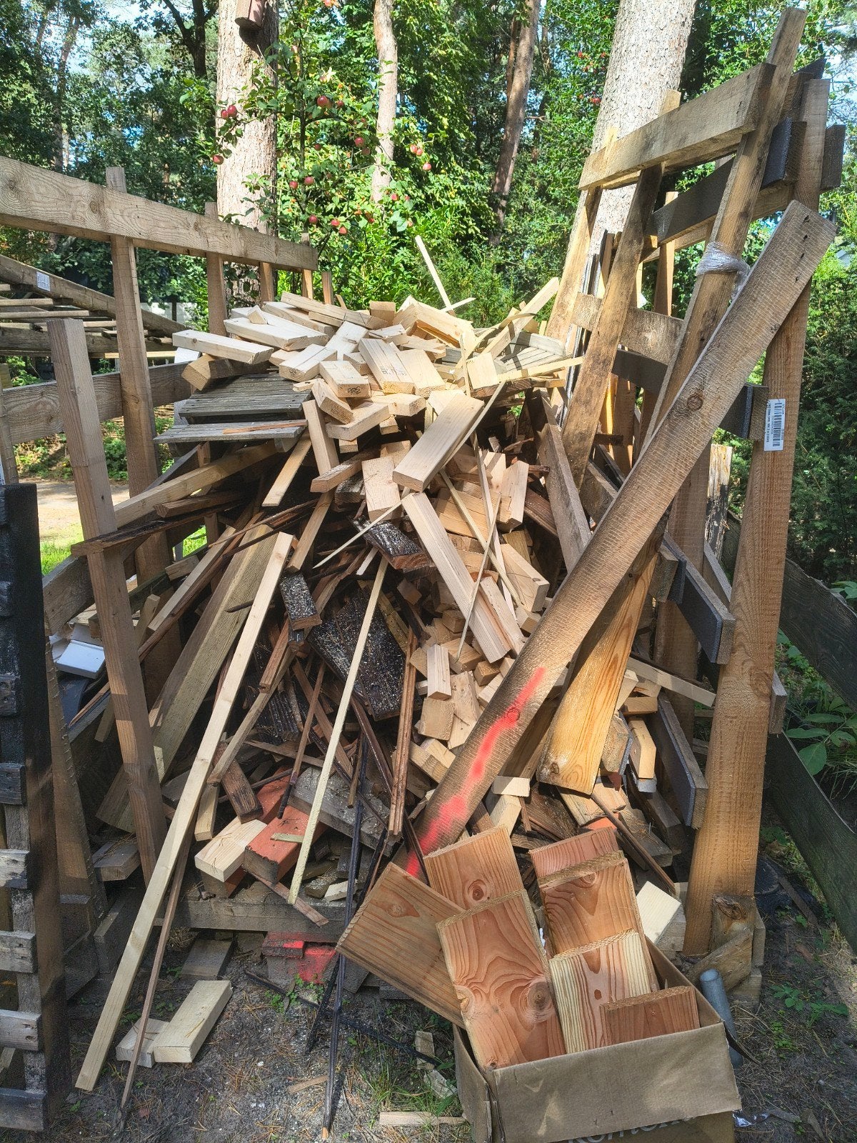 schoon brandhout/ aanmaakhout uit nieuwbouwwoning., Minder dan 3 m³, Ophalen, Overige houtsoorten