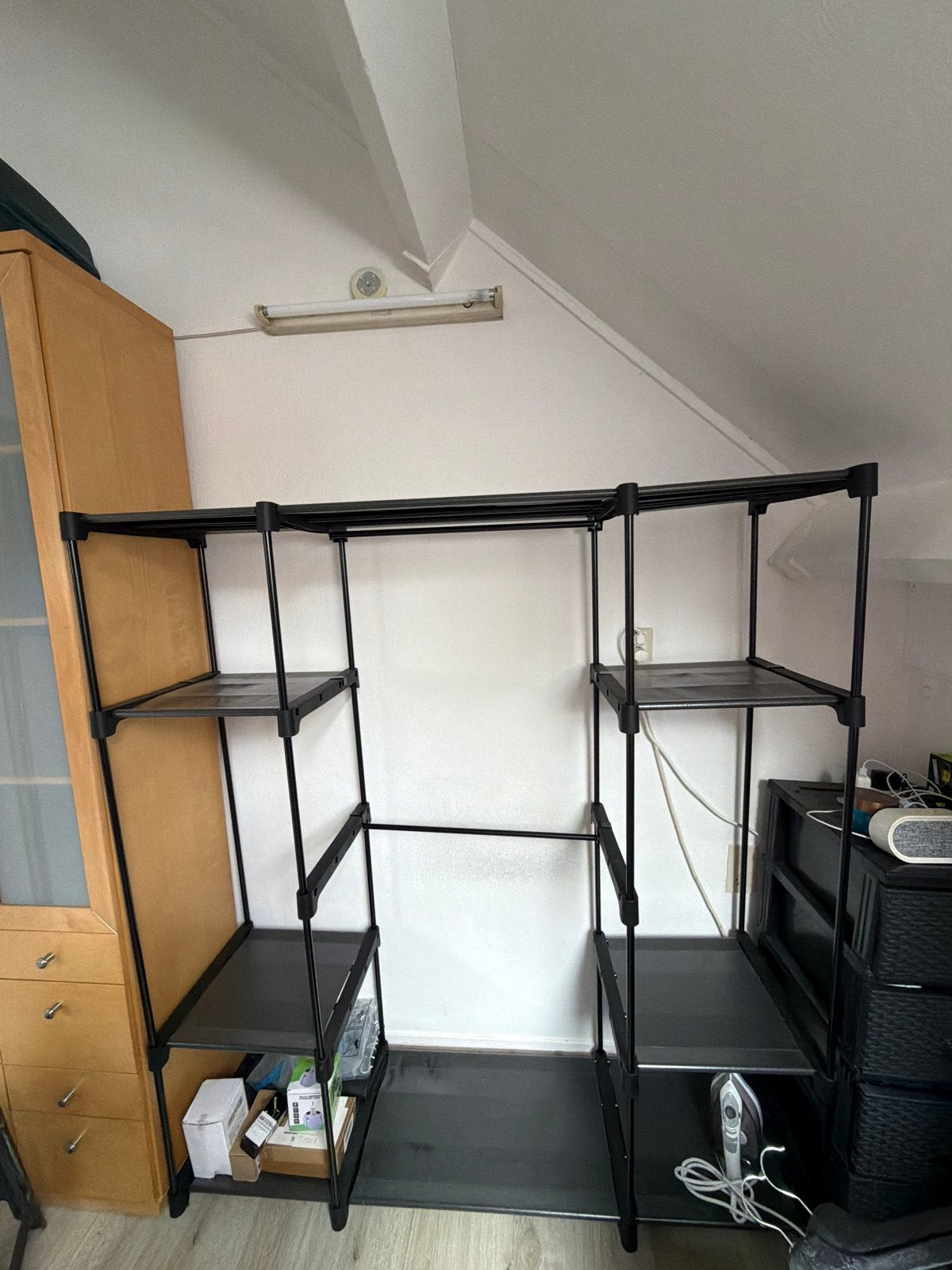 Zwart open kledingrek met planken en hangruimte, Ophalen, Met plank(en), Kunststof, Gebruikt