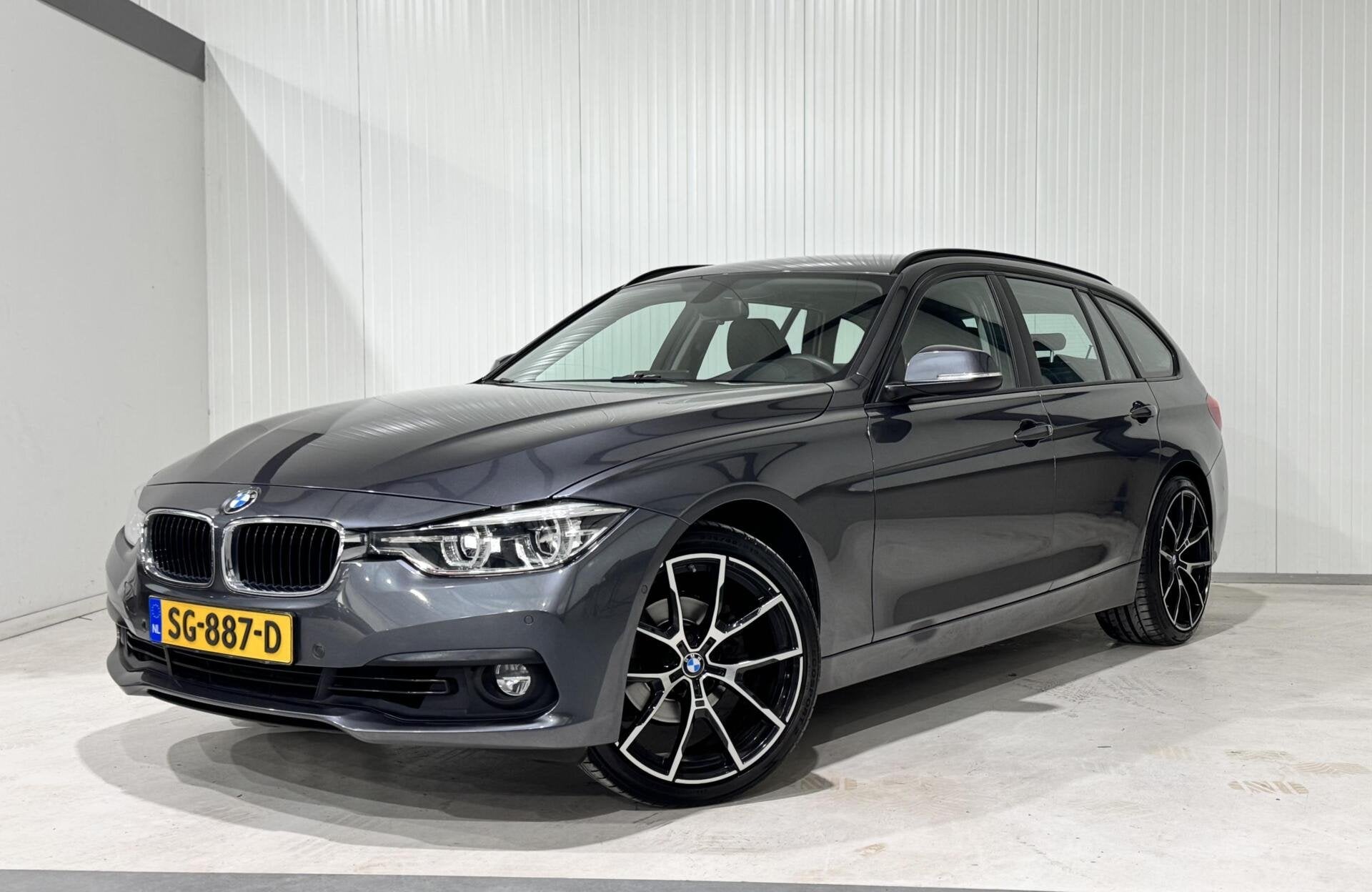 BMW 3-serie Touring 318i High Executive|CARPLAY|CAMERA|NAVI, Automaat, Gebruikt, Euro 6, Met garantie (alle)