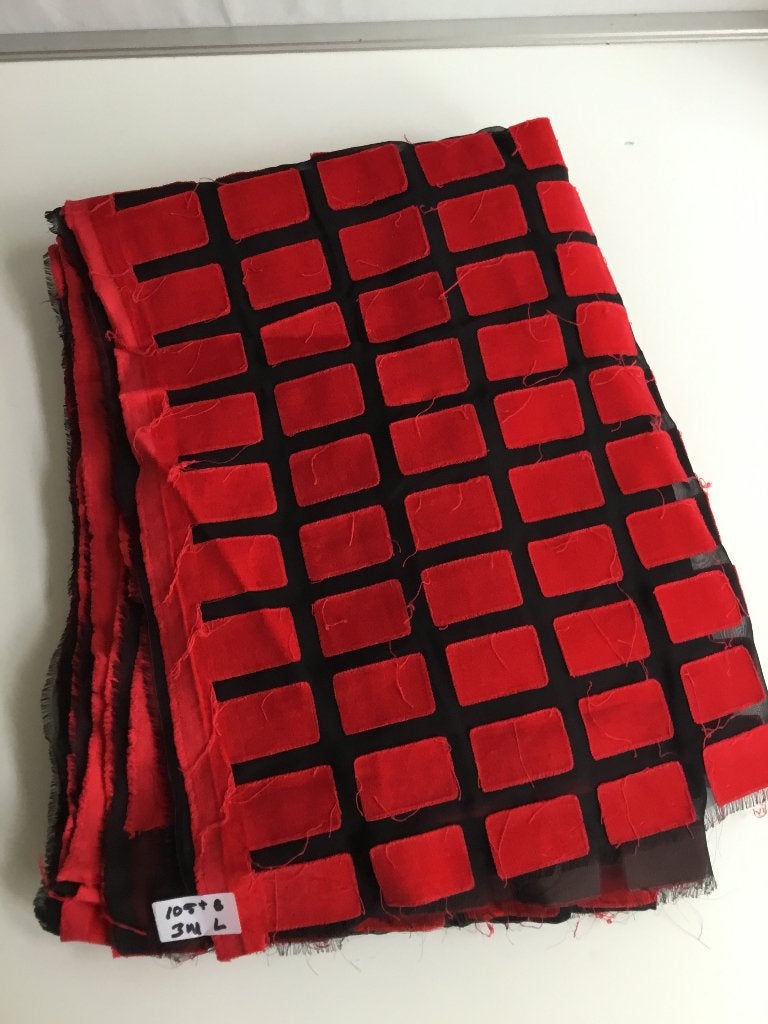 Decoratieve stof, zwart met rode flokprint vlakken (3M), Hobby en Vrije tijd, Stoffen en Lappen, Overige materialen, 120 cm of meer