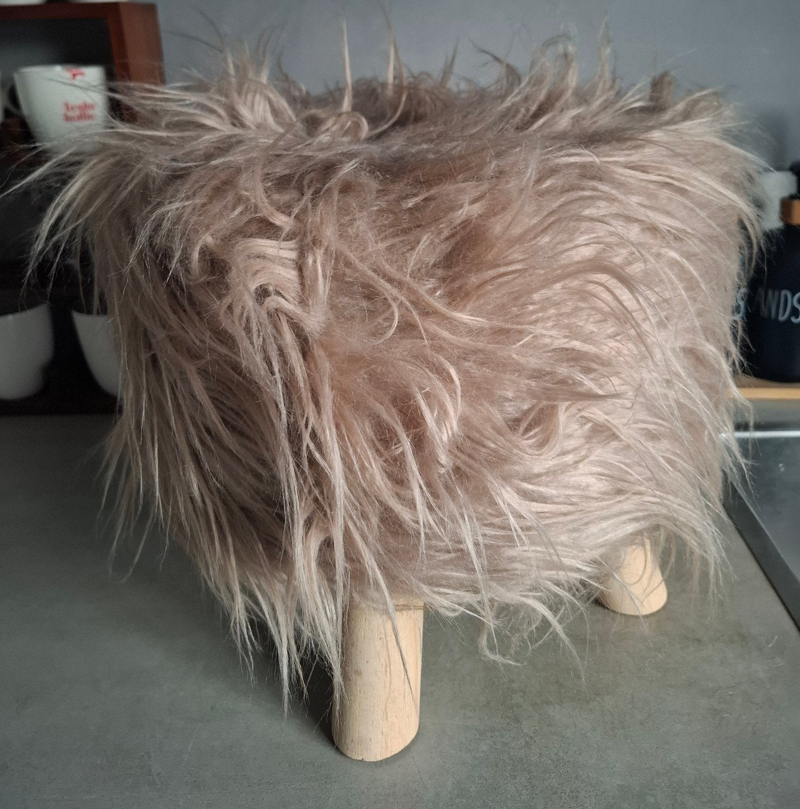 Laag krukje met nep vachtje op blank houten pootjes, Ophalen of Verzenden, Zo goed als nieuw, Overige