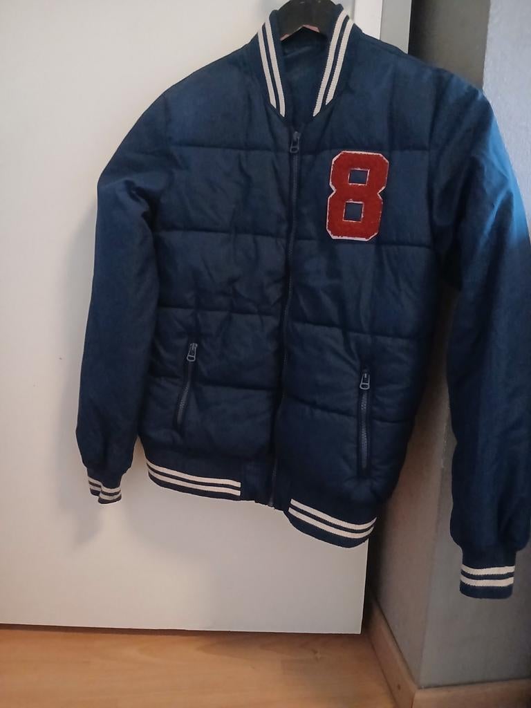 Stoere blauwe baseball jas met nummer 8 - Maat 158, Ophalen of Verzenden, Gedragen, Overige maten, Blauw