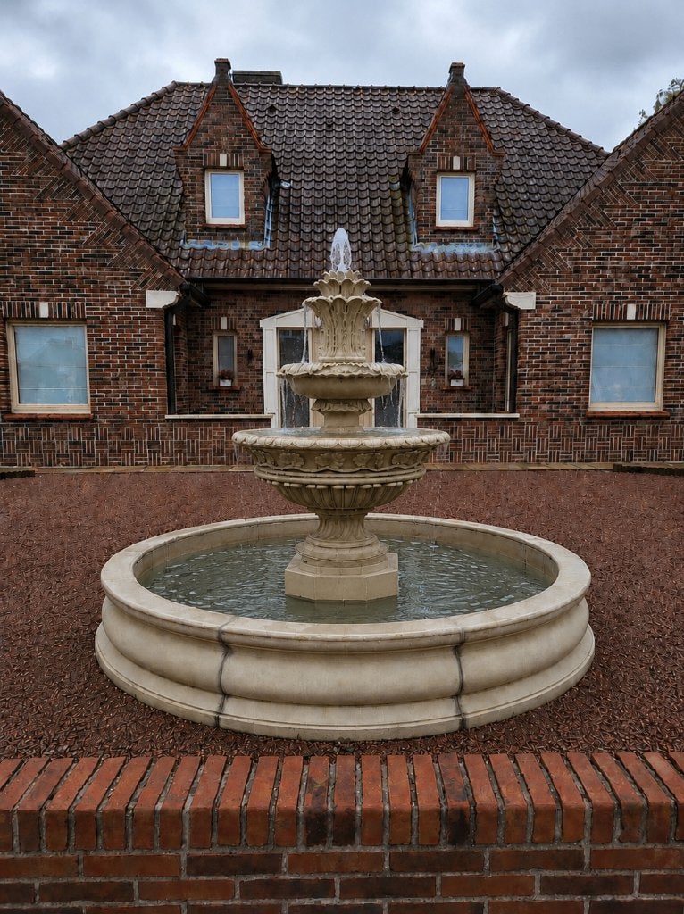 Barok fontein met rand zandsteen look