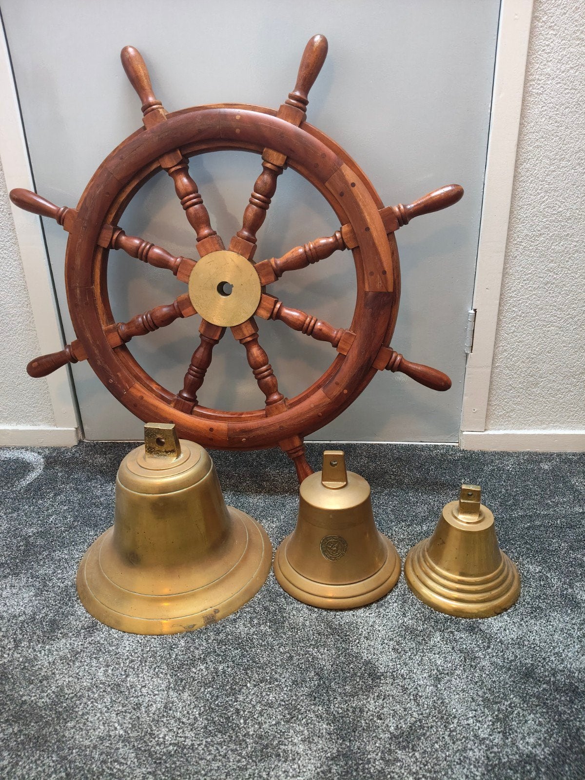 Set van drie antieke scheepsbellen en scheepsstuurwiel, mess, Ophalen