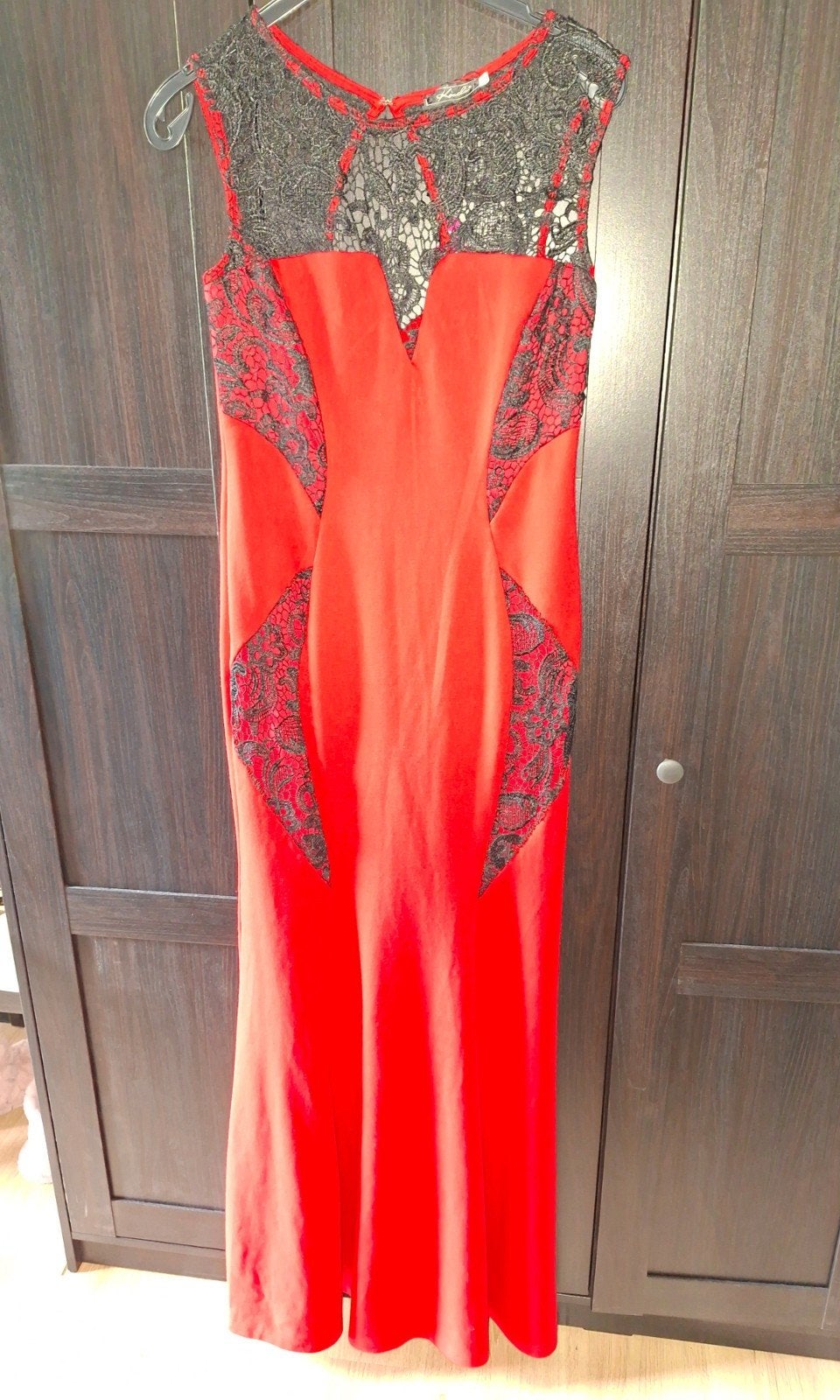 Nieuwe lange rode jurk. Met zwarte kant details. Maat s/m, Kleding | Dames, Maat 38/40 (M), Galajurk, Nieuw, Ophalen of Verzenden