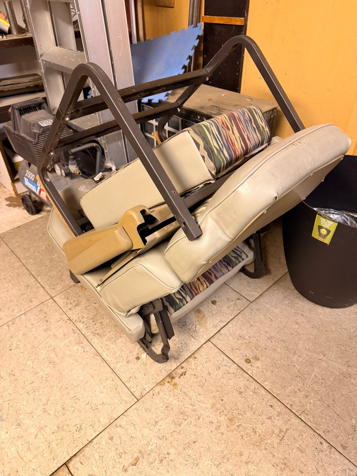 Camper stoelen Winnebago Rialta 1996 (om te bouwen tot bed), Ophalen, Gebruikt