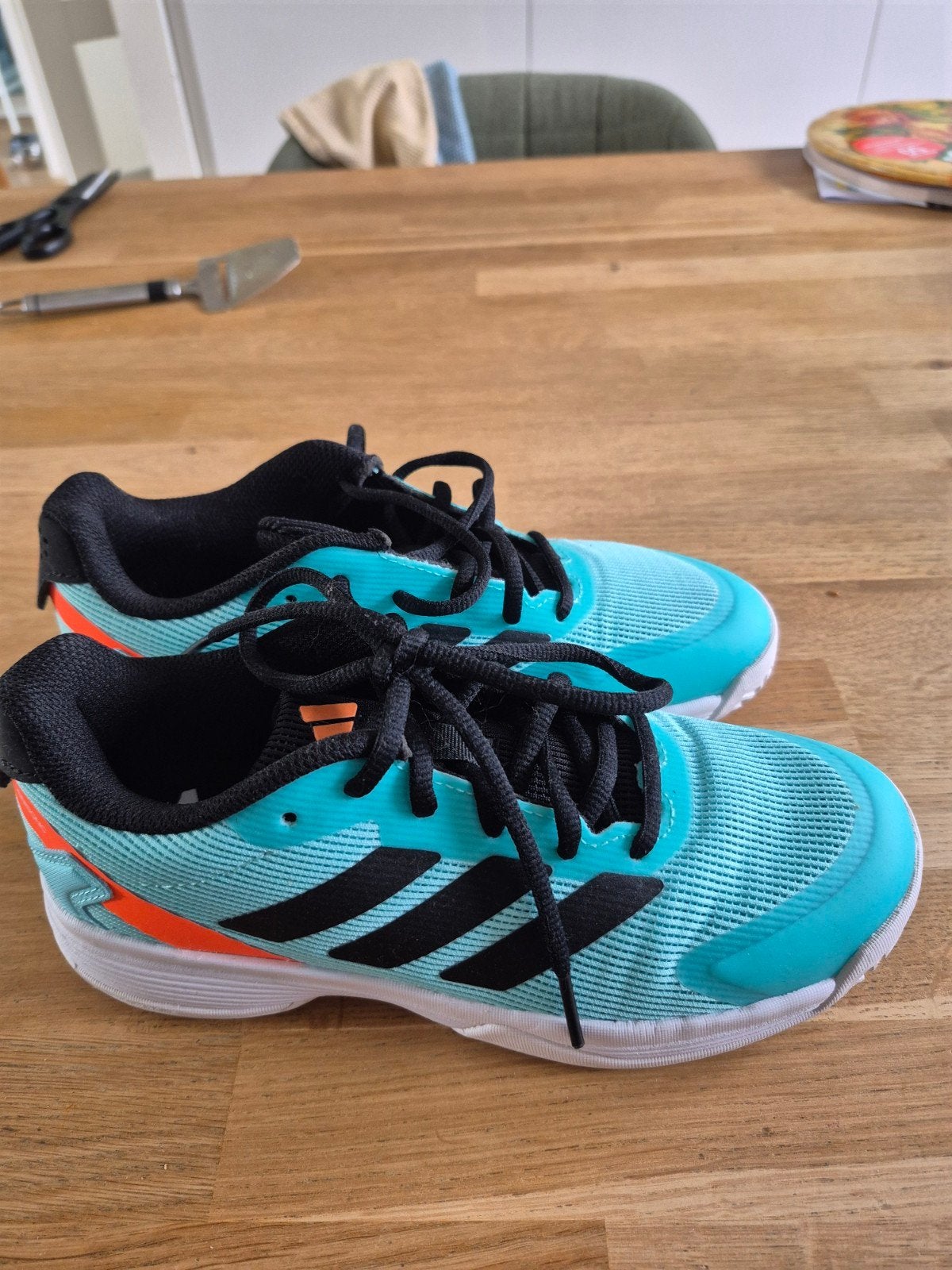 Adidas kinderschoenen maat 35 - Zo goed als nieuw, Kinderen en Baby's, Kinderkleding | Overige, Ophalen of Verzenden, Zo goed als nieuw