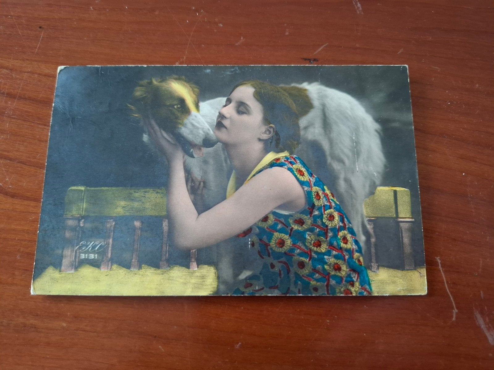 Oude ansichtkaart: Vrouw met hond, gestempeld 1931, Ophalen of Verzenden, 1920 tot 1940, Gelopen, Overige thema's