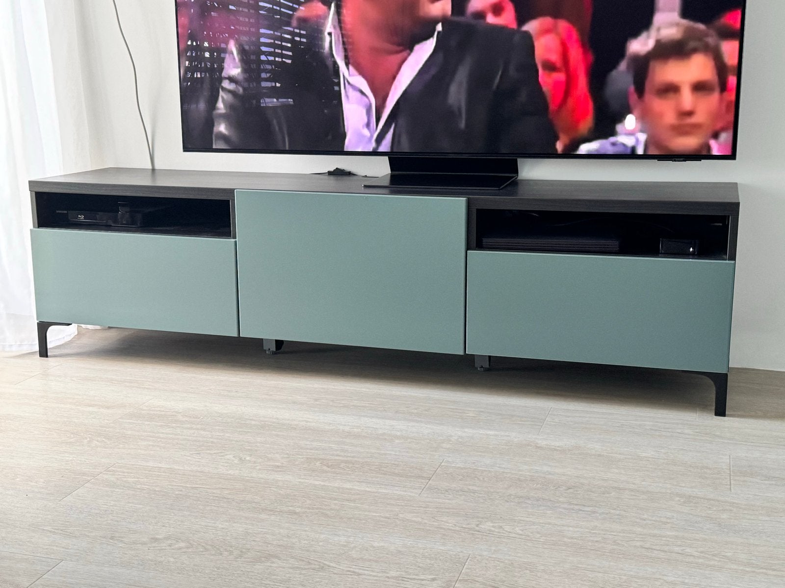 BESTÅ  lage kast /tv kast met 2 lades met Notviken deurtjes, Huis en Inrichting, Ophalen, 150 tot 200 cm, Zo goed als nieuw, Minder dan 100 cm