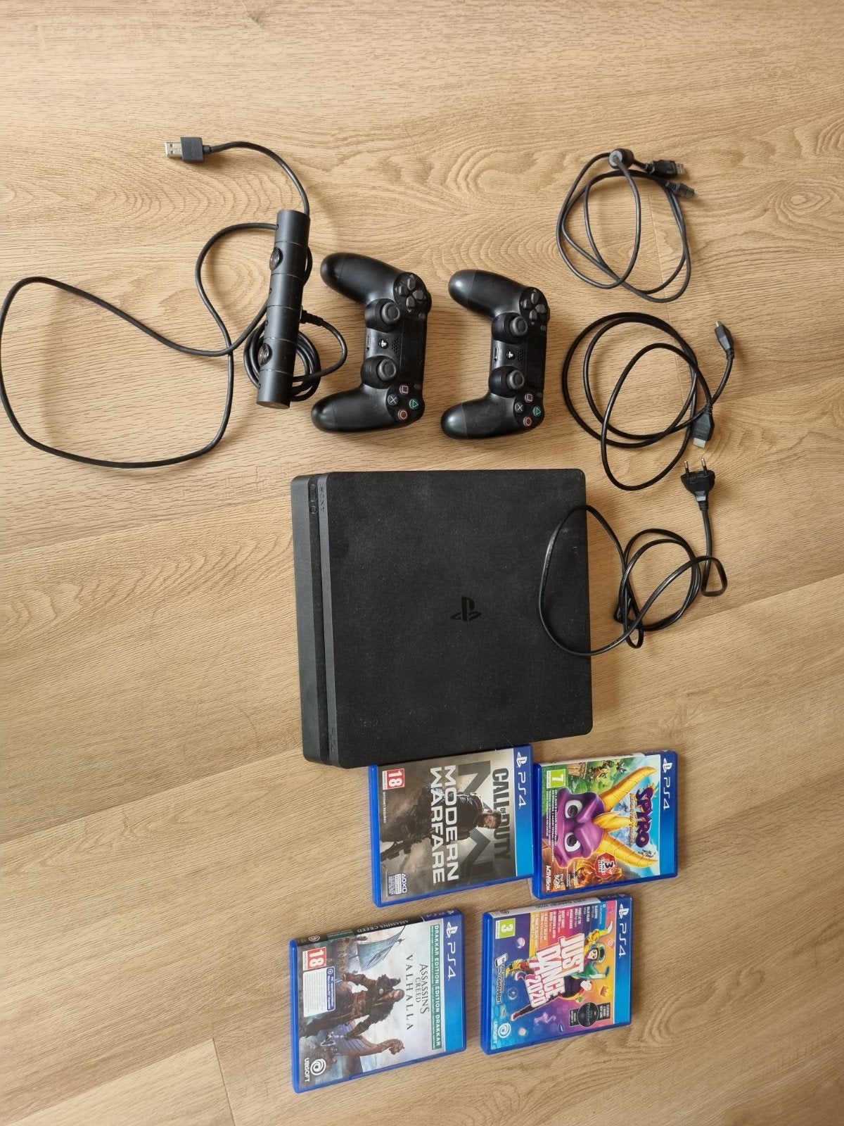 PS4 Slim met EyeToy camera, games en twee controllers, Ophalen of Verzenden, Zo goed als nieuw