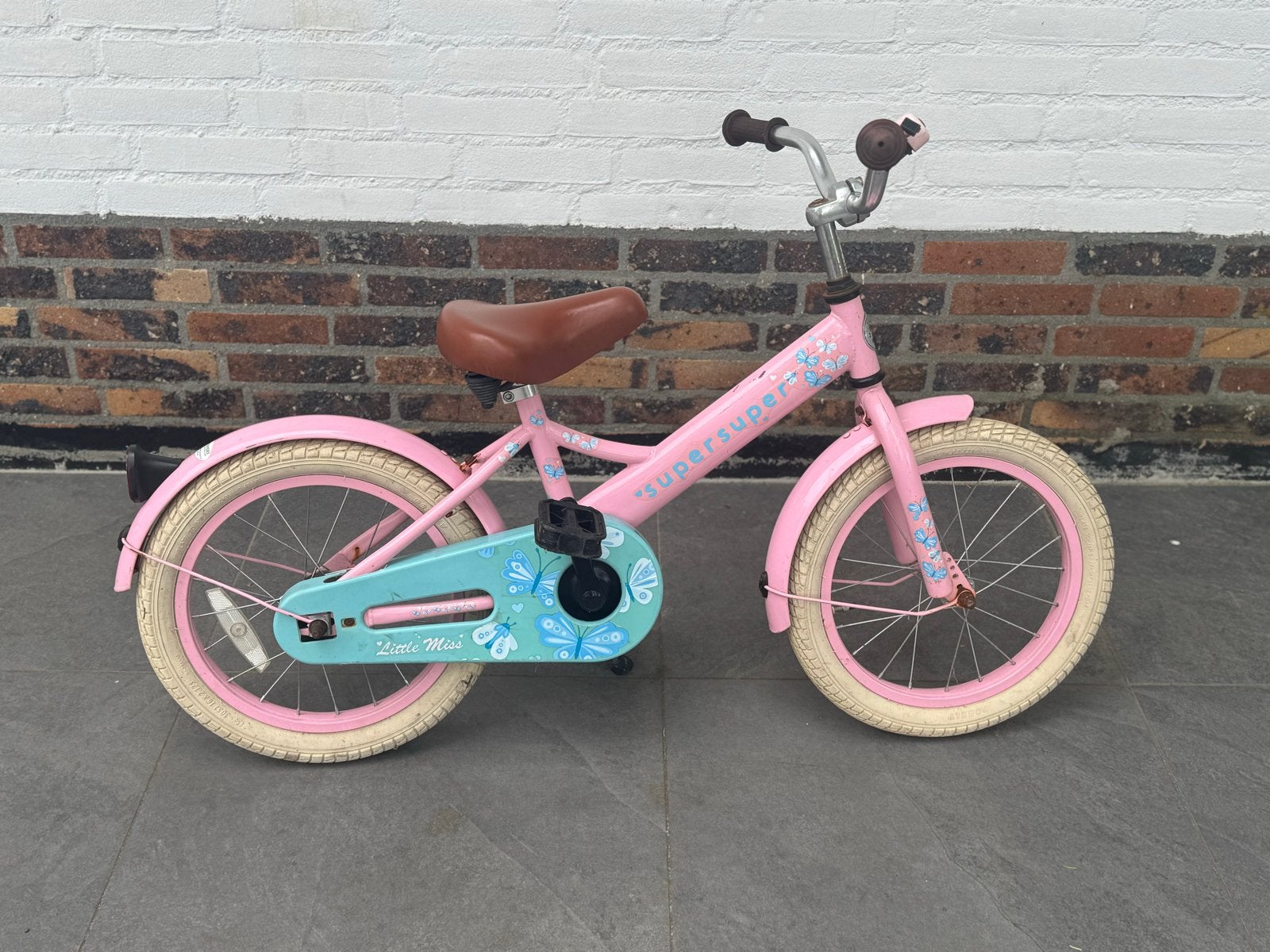 Roze kinderfiets 'Little Miss' 16 inch met terugtraprem, Fietsen en Brommers, Fietsen | Kinderfietsjes, Ophalen, Gebruikt, Terugtraprem