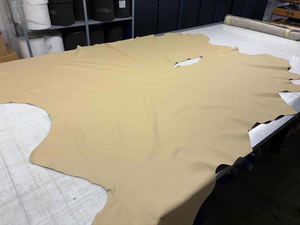 Volledige huid beige leer - Ideaal voor bekleding, Hobby en Vrije tijd, Stoffen en Lappen, Ophalen of Verzenden, Nieuw, Beige