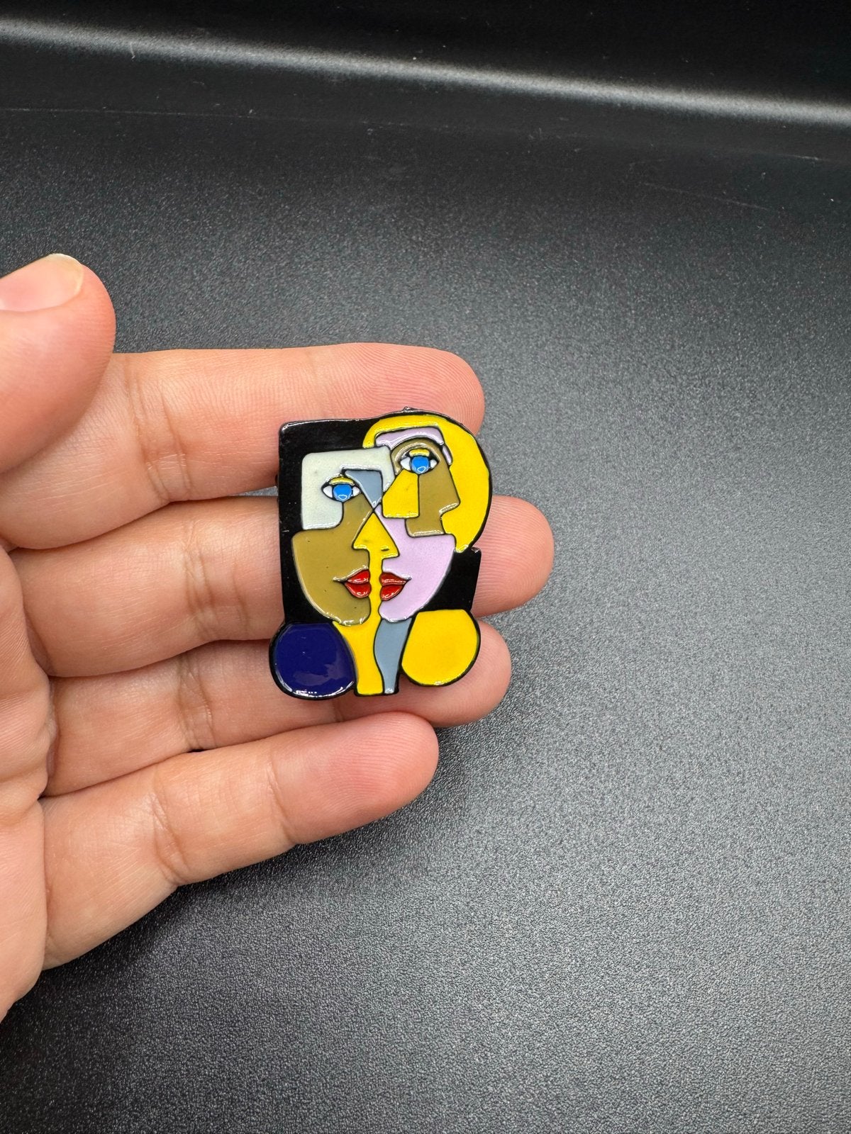 Stijlvolle emaille broche met abstracte gezichten, Overige materialen, Overige kleuren, Verzenden, Minder dan 4 cm