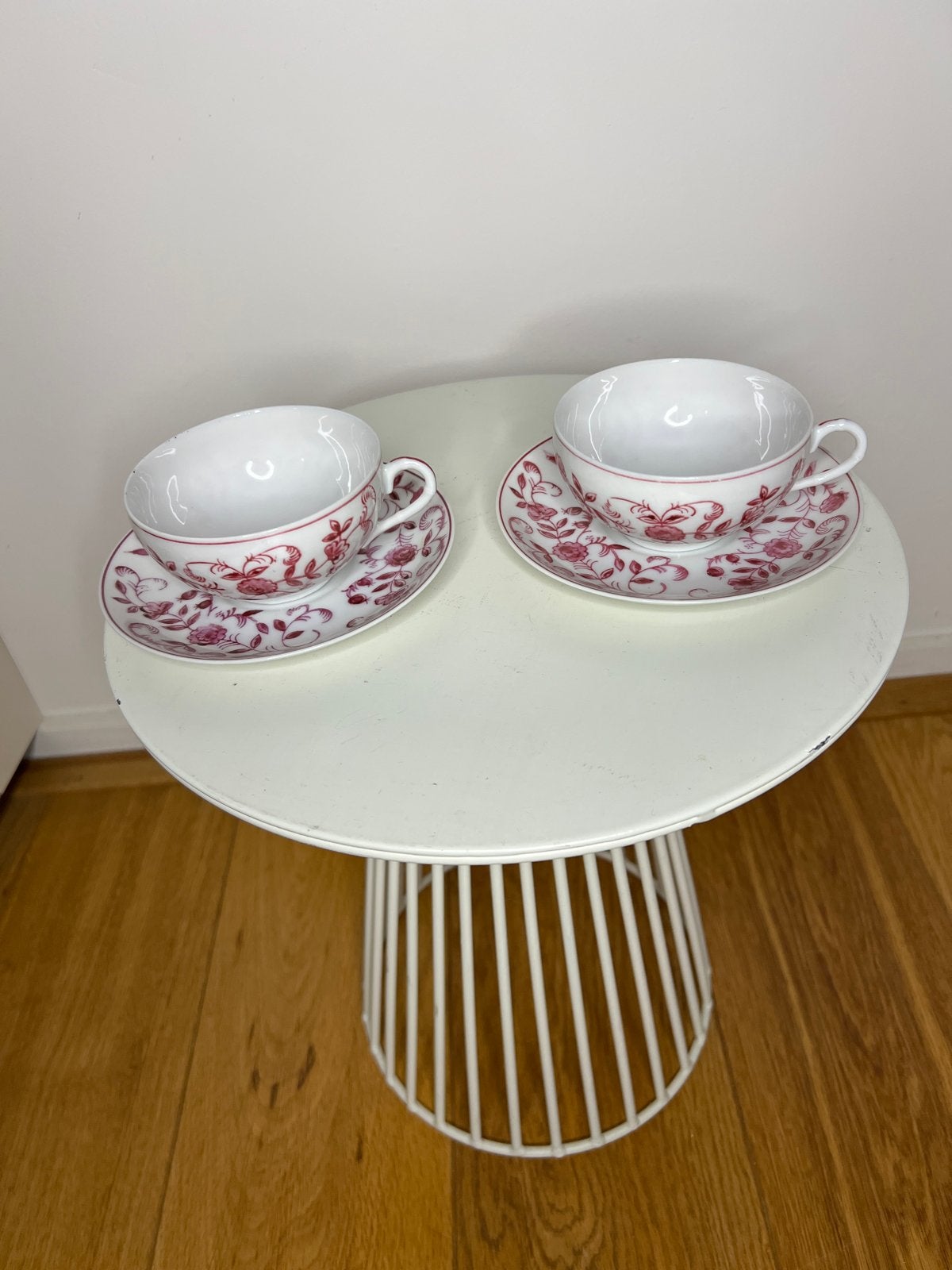 2x Toyo Bara Theekoppen met Schotel – Purper Bloemen, Huis en Inrichting, Gebruikt, Overige merken, Vintage, Ophalen of Verzenden