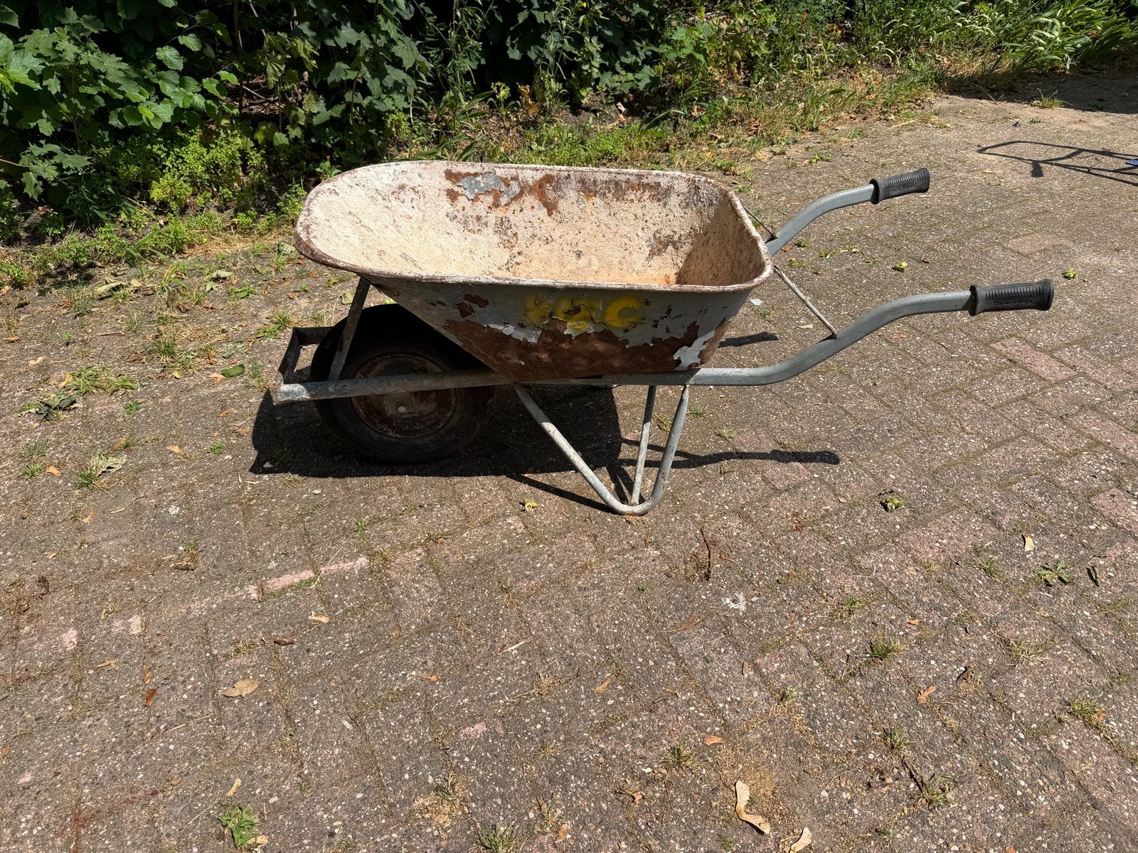 Gebruikte kruiwagen - Ideaal voor tuin en bouw, Tuin en Terras, Kruiwagens, Ophalen, Gebruikt, Handmatig, Eenwielig